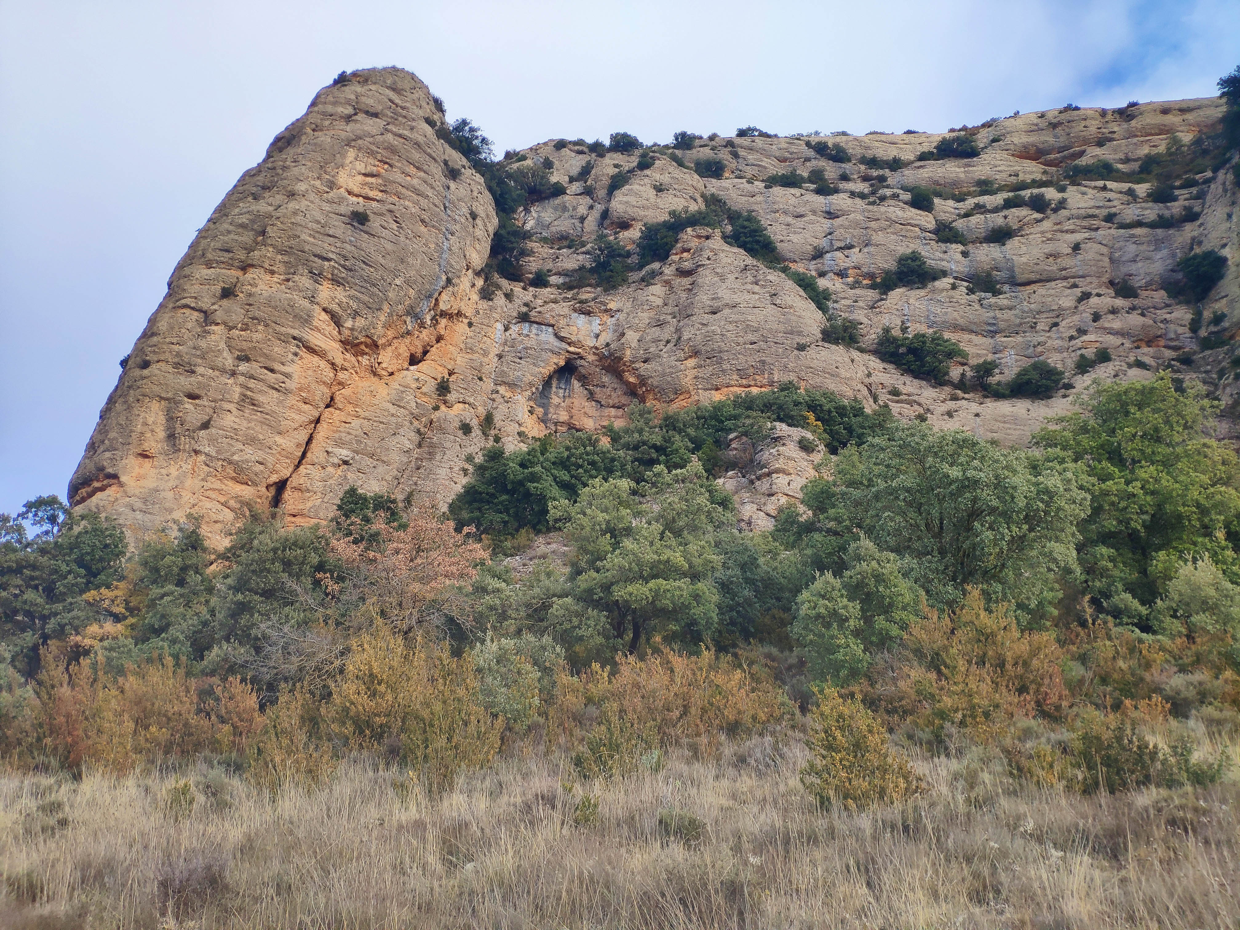 La muralla que cierra la Conca Dellà por el este: el Roc de Benavent