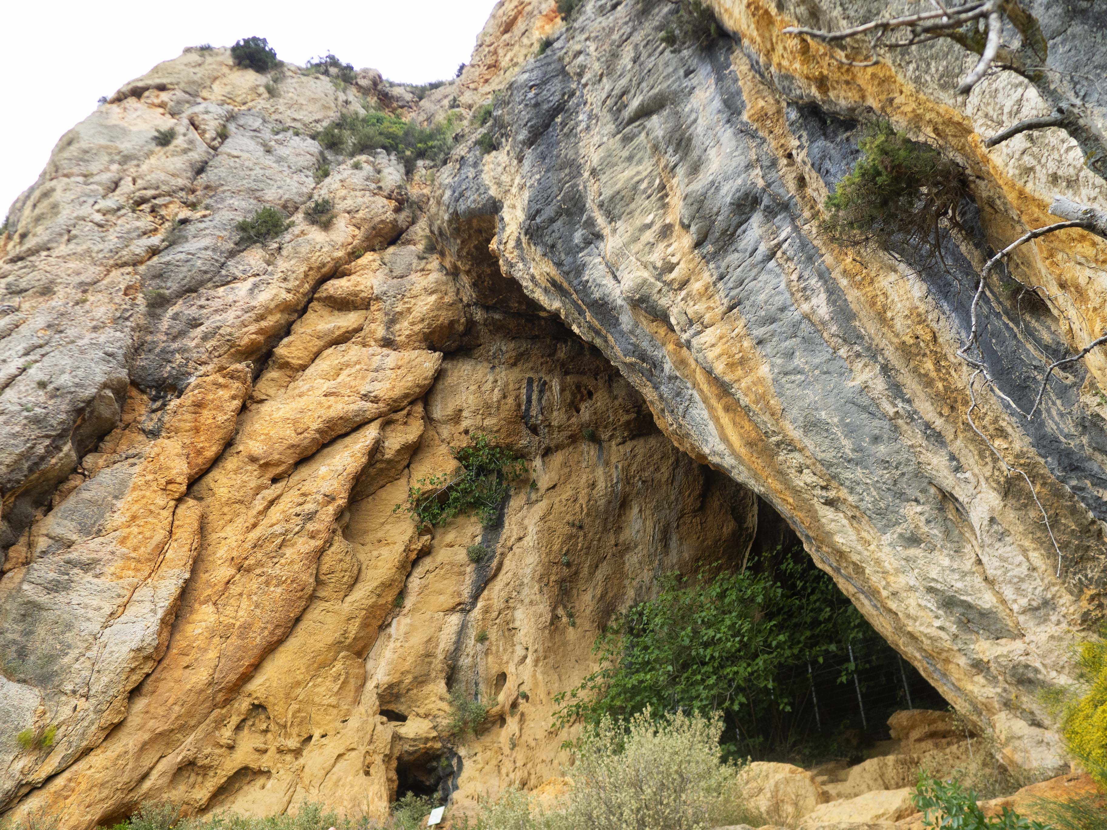 Paseo bajo, dentro y por encima de las paredes del Mont-Roig