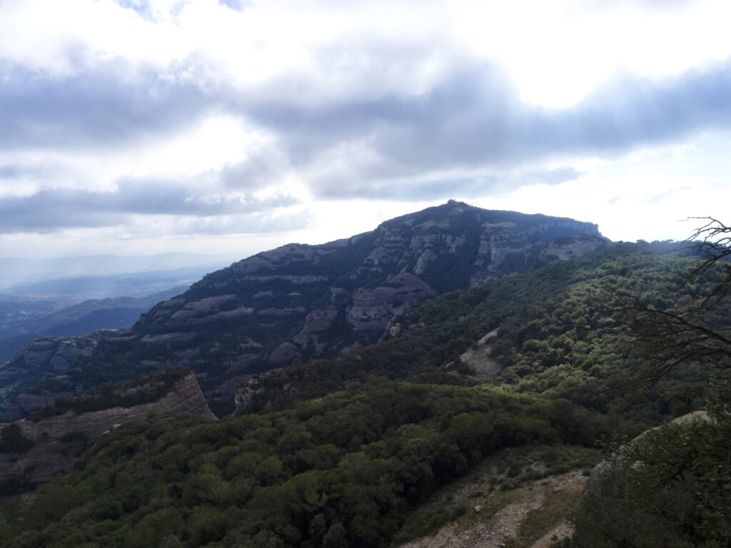 Sant Llorenç del Munt de lado a lado: la Mola y el Montcau