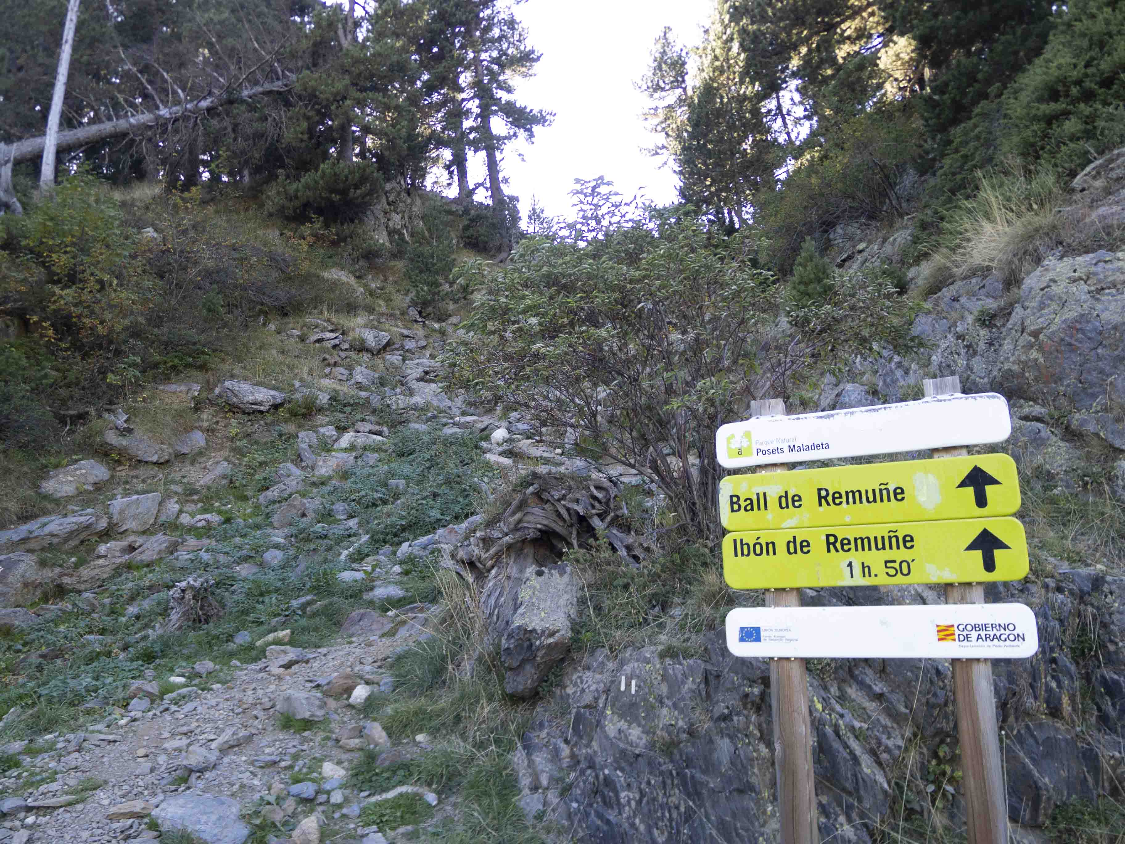 El inicio del sendero al valle de Remuñe tiene este aspecto visto ya con luz diurna.