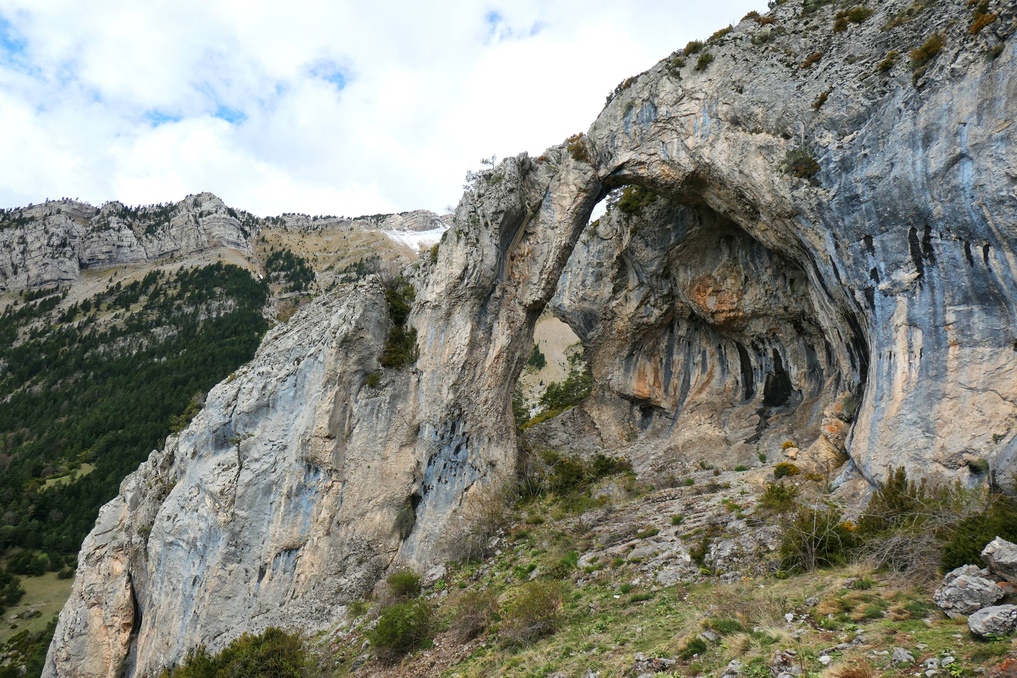 El arco de piedra del Cadí