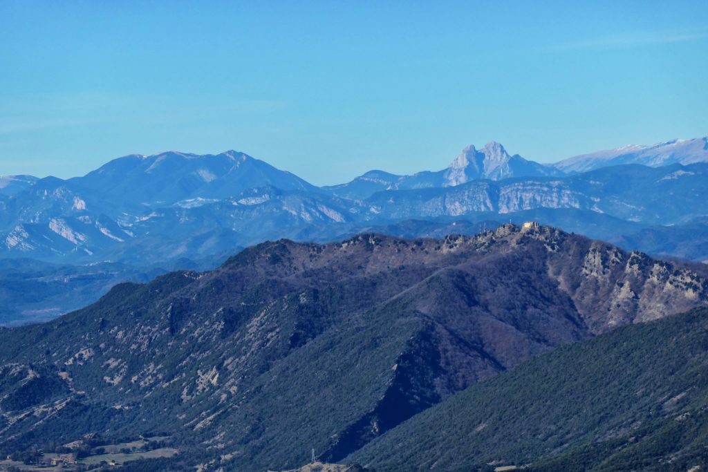 Una ermita suspendida en el cielo