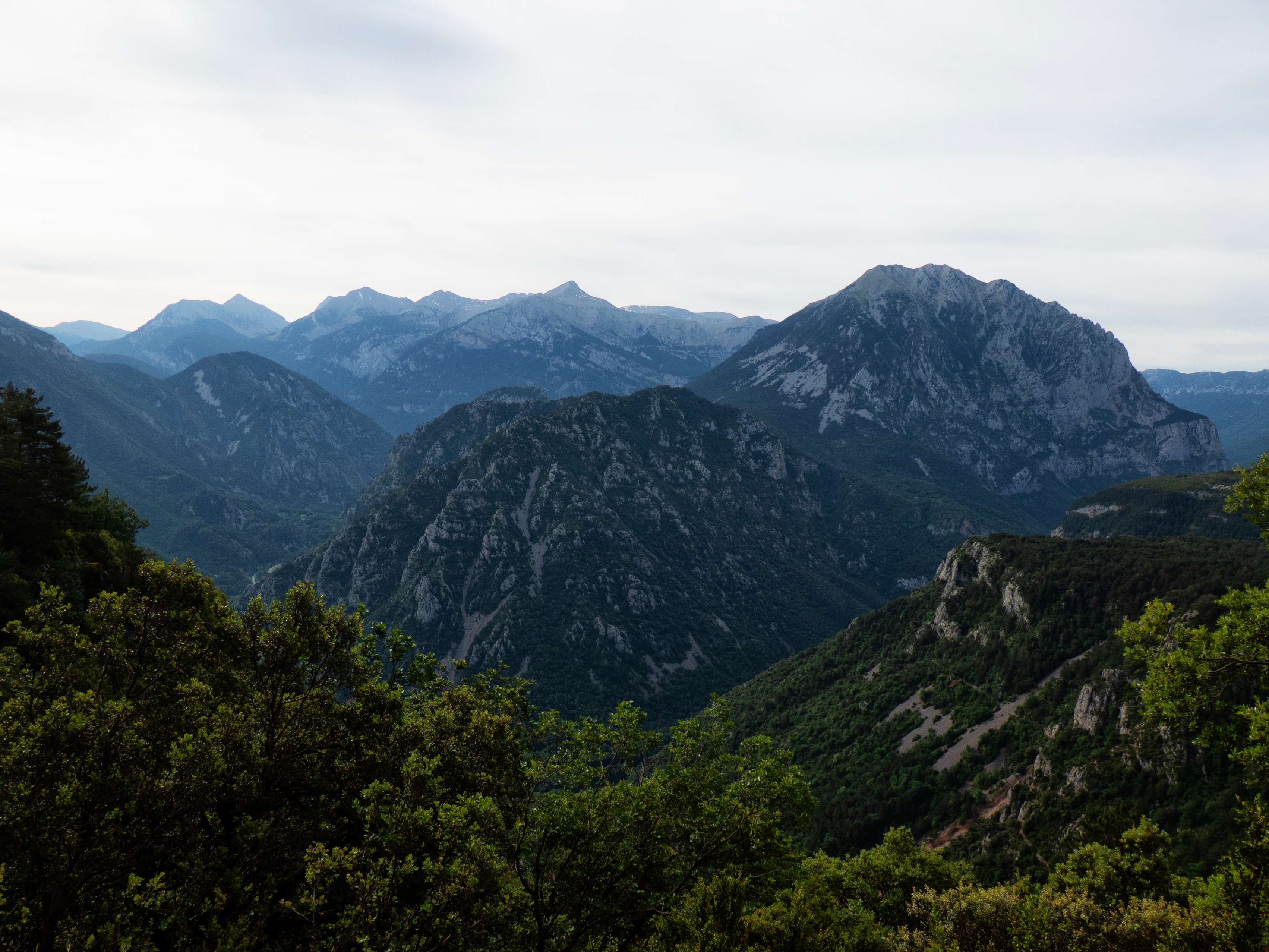Durante este tramo, pasamos por un balcón colgado sobre el valle del Cinca, que en esta zona está dominado por la colosal <a href="https://triptomontes.com/punta-lierga-con-todas-sus-puntas-desde-el-collado-de-santa-isabel/">Punta Lierga</a> y por las cimas del Cotiella, entre las que destaca la pirámide del <a href="https://triptomontes.com/mobison-gran-mobison-chicot-y-punta-de-la-cues-desde-el-collado-de-santa-isabel/">Mobisón Gran</a>.