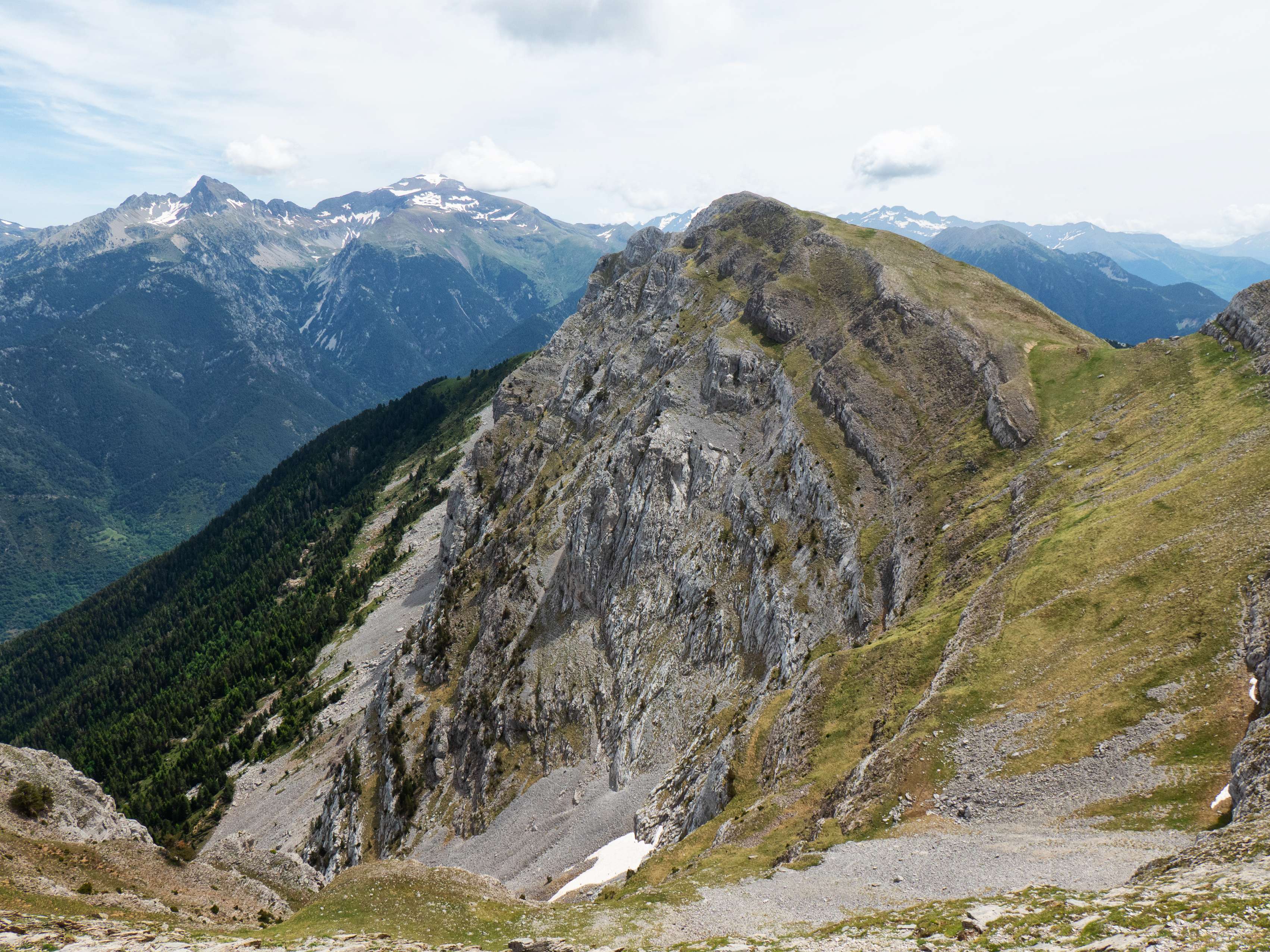 Finalmente, alcanzamos un pequeño rellano en la arista septentrional de la Peña Altura, donde se descubre por primera vez el Puntal de Bachaco, que tiene una pinta espectacular desde aquí.