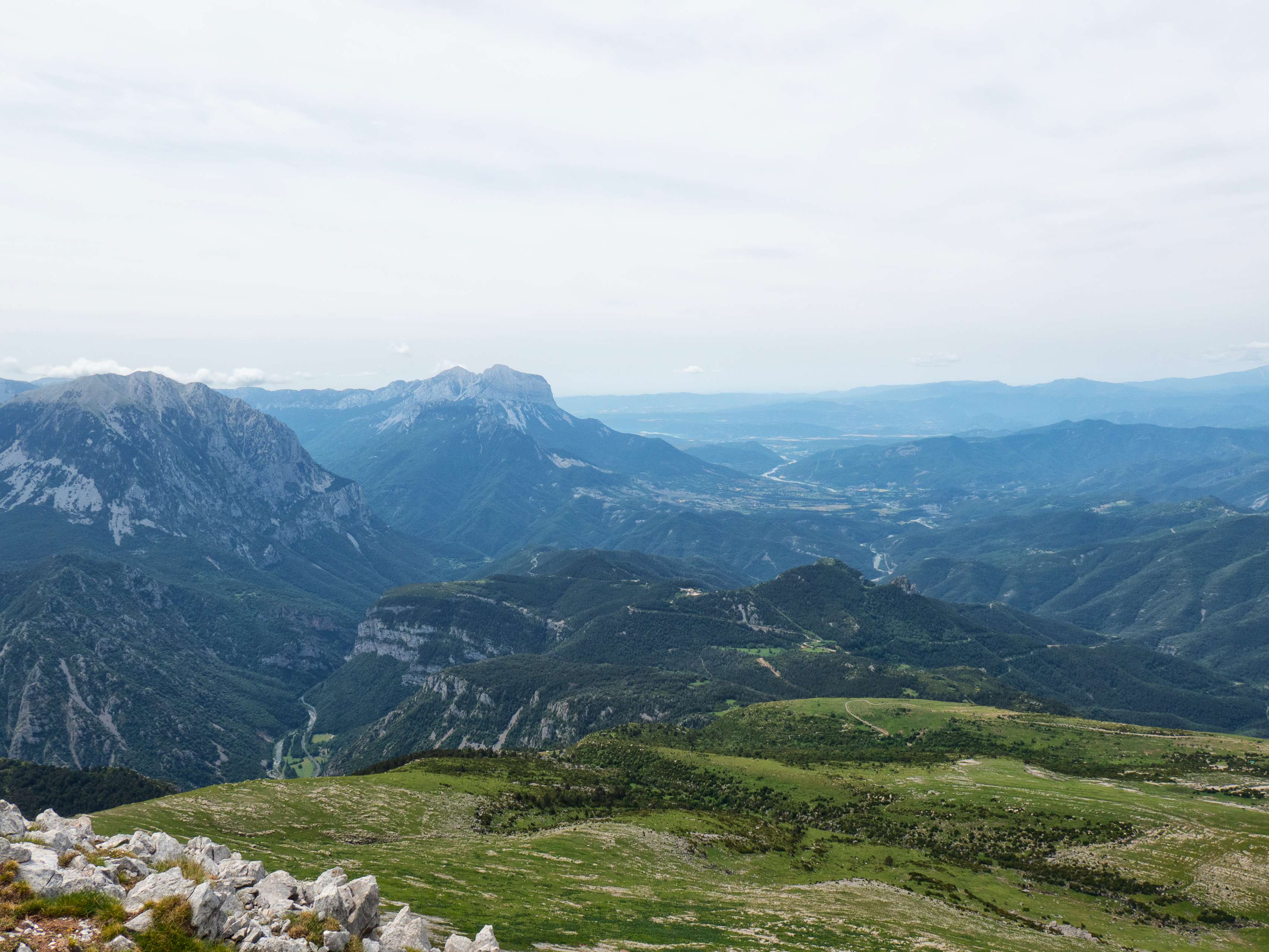 Y, finalmente, miramos hacia el sur, observando cómo el Cinca abandona la alta montaña de forma definitiva para entrar en las tierras bajas oscenses, tras esquivar la bicéfala Peña Montañesa. A nuestros pies, tras los prados que hemos recorrido hace un rato, el pueblo de Tella.