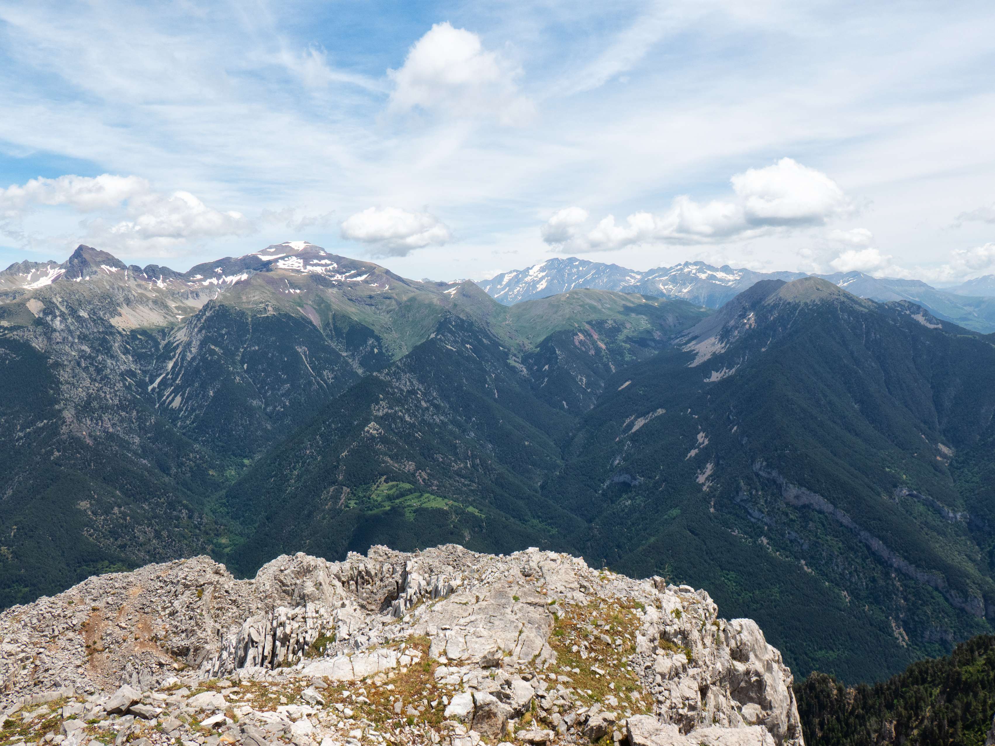 Seguimos con el giro con el macizo de la Punta Suelza, separada de la <a href="https://triptomontes.com/punta-maristas-desde-el-collado-de-la-cruz-de-guardia/">Punta Maristás</a> por el Collado de la Cruz de Guardia, tras el cual aparecen...