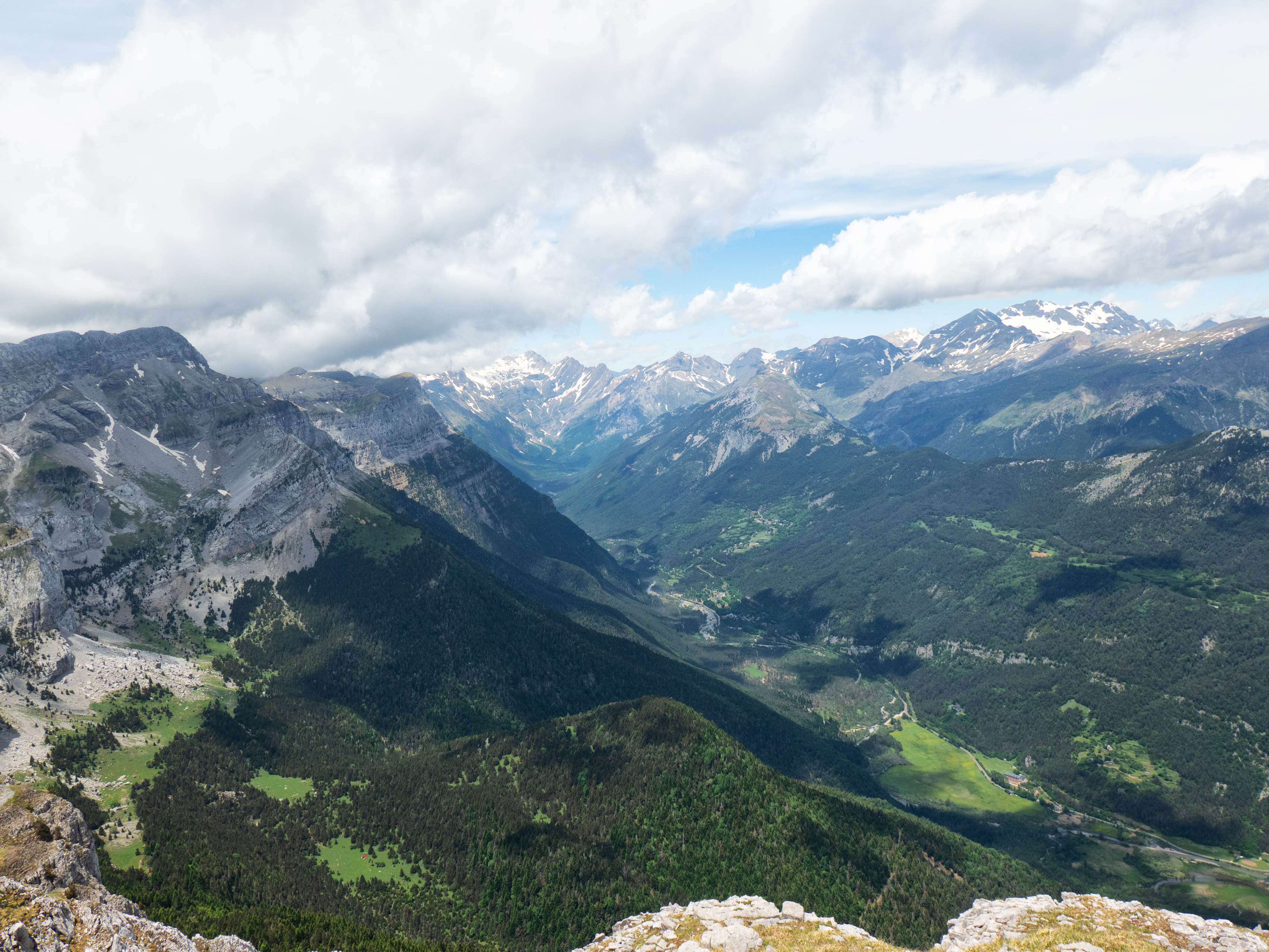 Para cerrar la panorámica, una perspectiva completa de la Bal Verde, uno de los valles más emblemáticos de toda la cordillera. Como se puede observar, aunque no forma un cañón como el de Ordesa, el valle de Pineta es muy profundo, delimitado por la Sierra de Espierba al norte y, sobre todo, por la espectacular muralla vertical de la Sierra de las Sucas al sur.