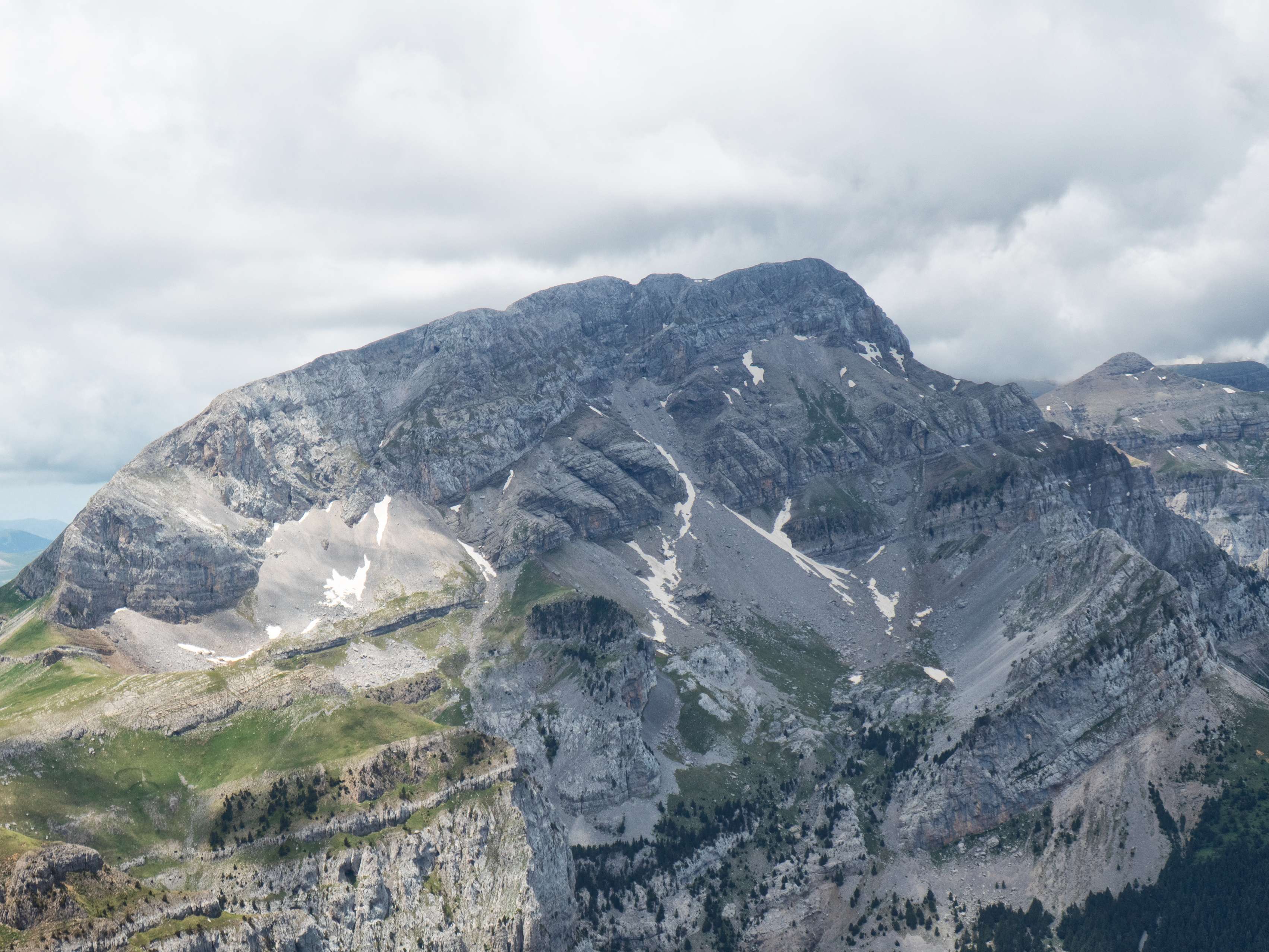 Al estar bastante nublada esa dirección, apenas podemos ver la montaña más cercana de esta sierra, quedando ocultas el resto y también la culminación del macizo, las Tres Sorores, que deberíamos ver desde aquí. Pero la única montaña que vemos no nos decepciona en absoluto.