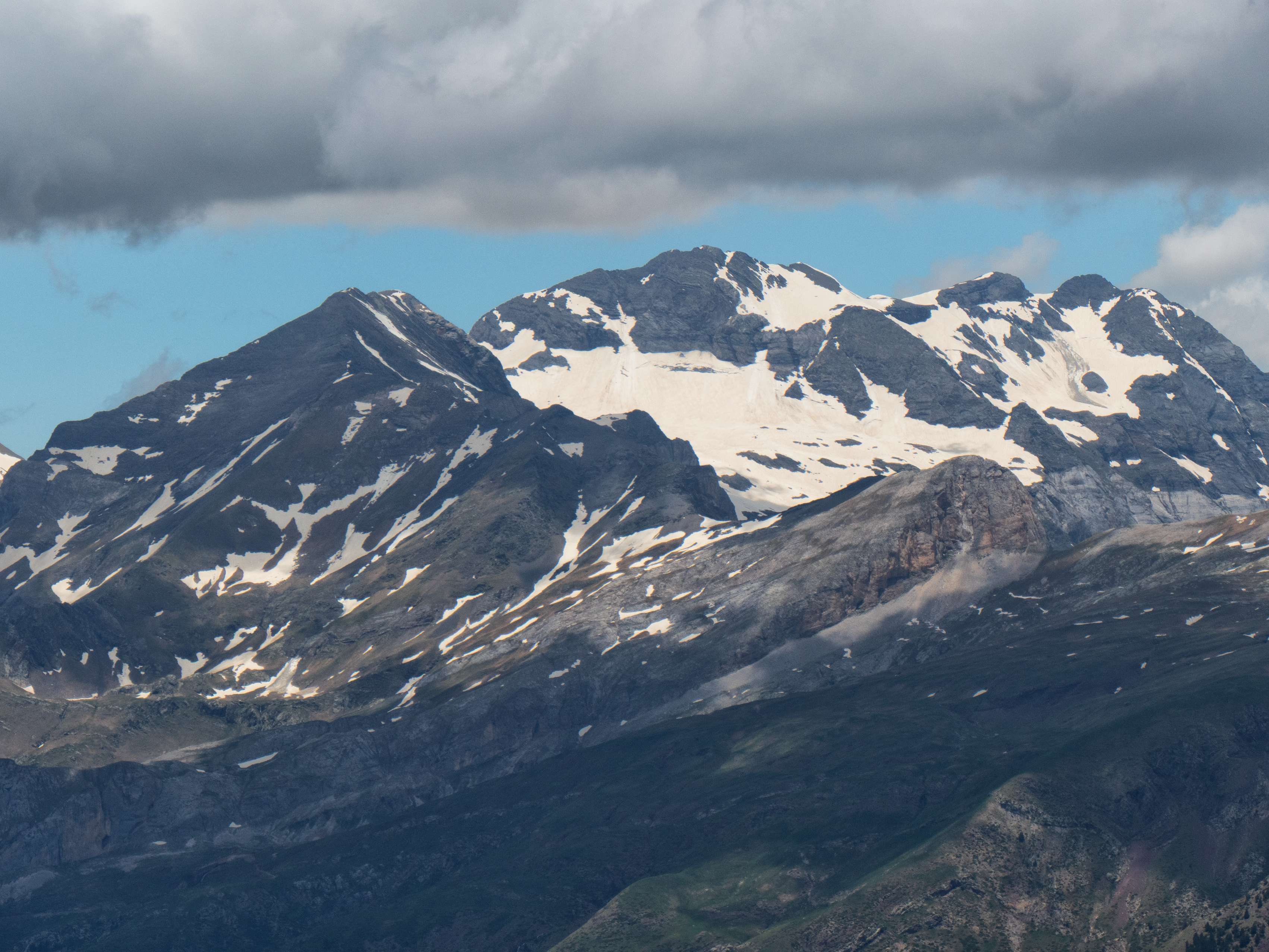 ...y no es otra que la Munia, ahora completamente despejada y rodeada de sus acólitos: a la izquierda el <a href="https://triptomontes.com/robinera-desde-la-plana-de-petramula/">Robiñera</a>, a la derecha, el Sierra Morena y el Troumouse.