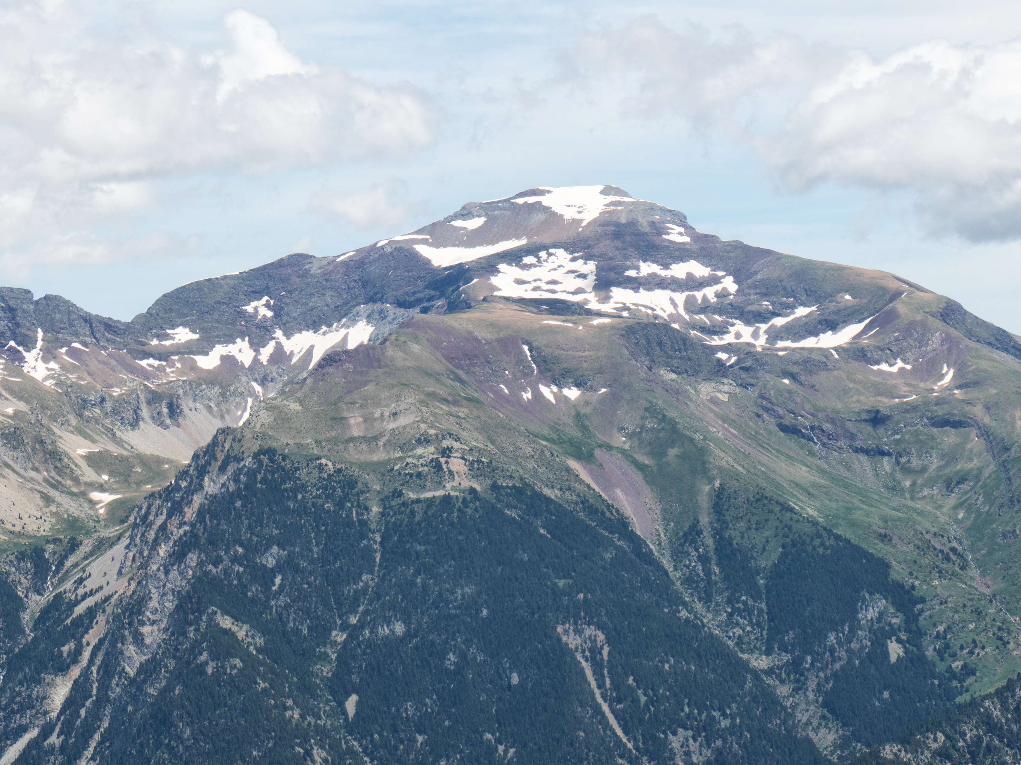 La <a href="https://triptomontes.com/punta-suelza-y-pico-la-parda-por-pardinas/">Punta Suelza</a>, uno de los grandes gigantes del Pirineo a pesar de no llegar a los 3000, nos muestra toda su magnitud...
