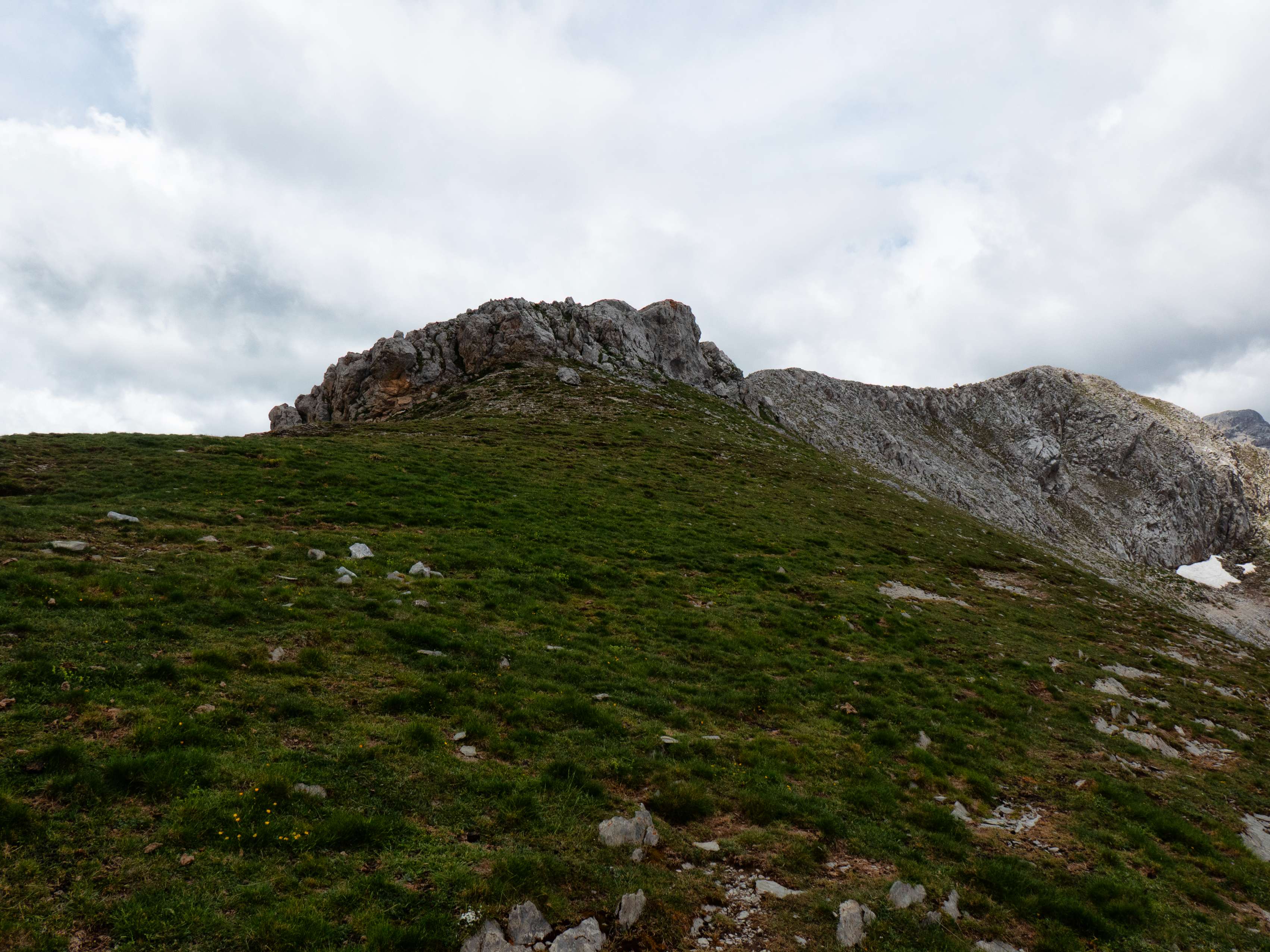 Cuando llegamos a la Collata las Montañetas, subimos hacia la Peña Altura, debiendo rodear el escarpe que protege el acceso directo a esta cumbre.
