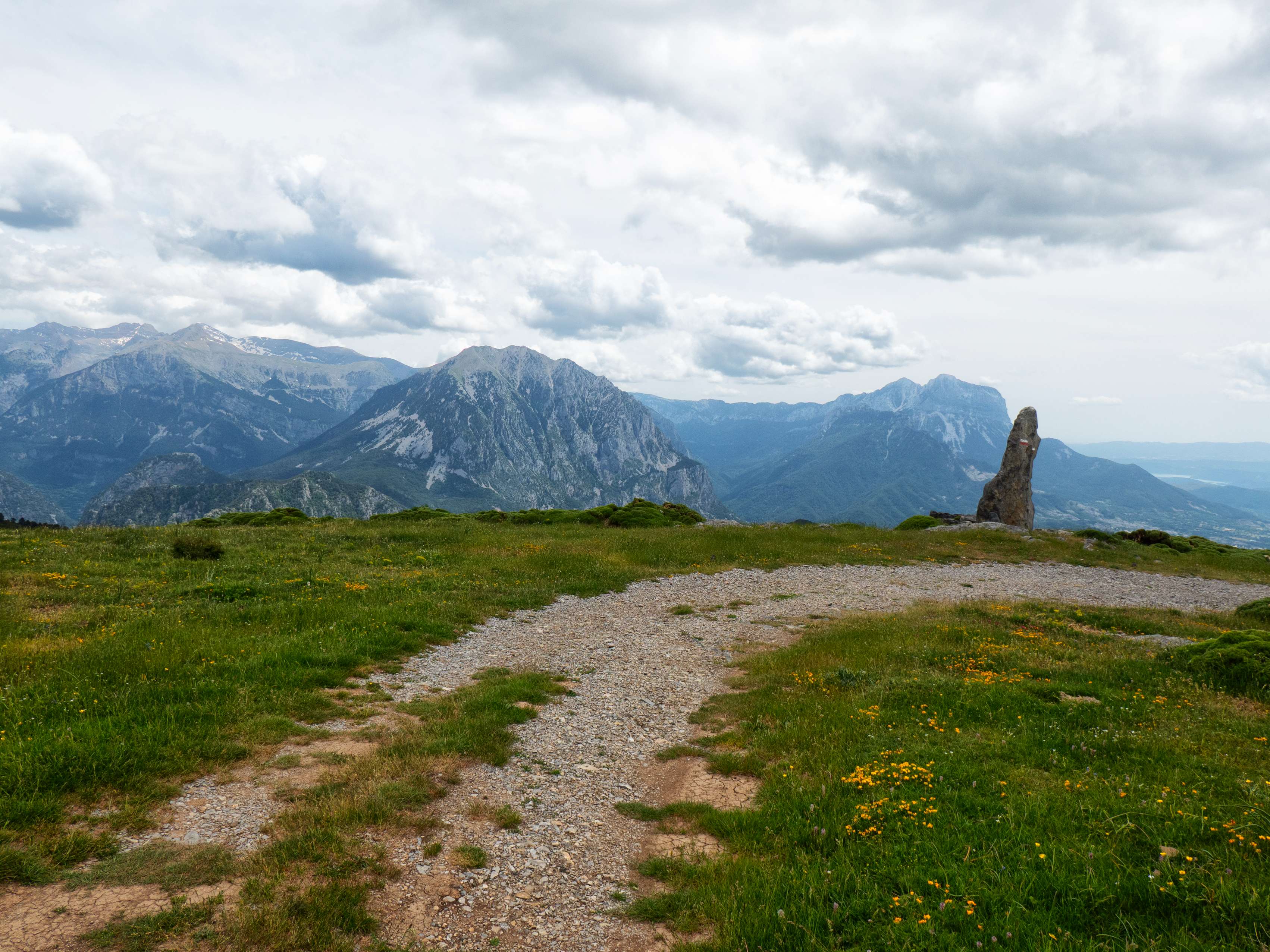 ...la roca-menhir, bien acompañada por el trío prepirenaico más famoso del Sobrarbe: la Peña Montañesa, la Punta Lierga y el Cotiella.