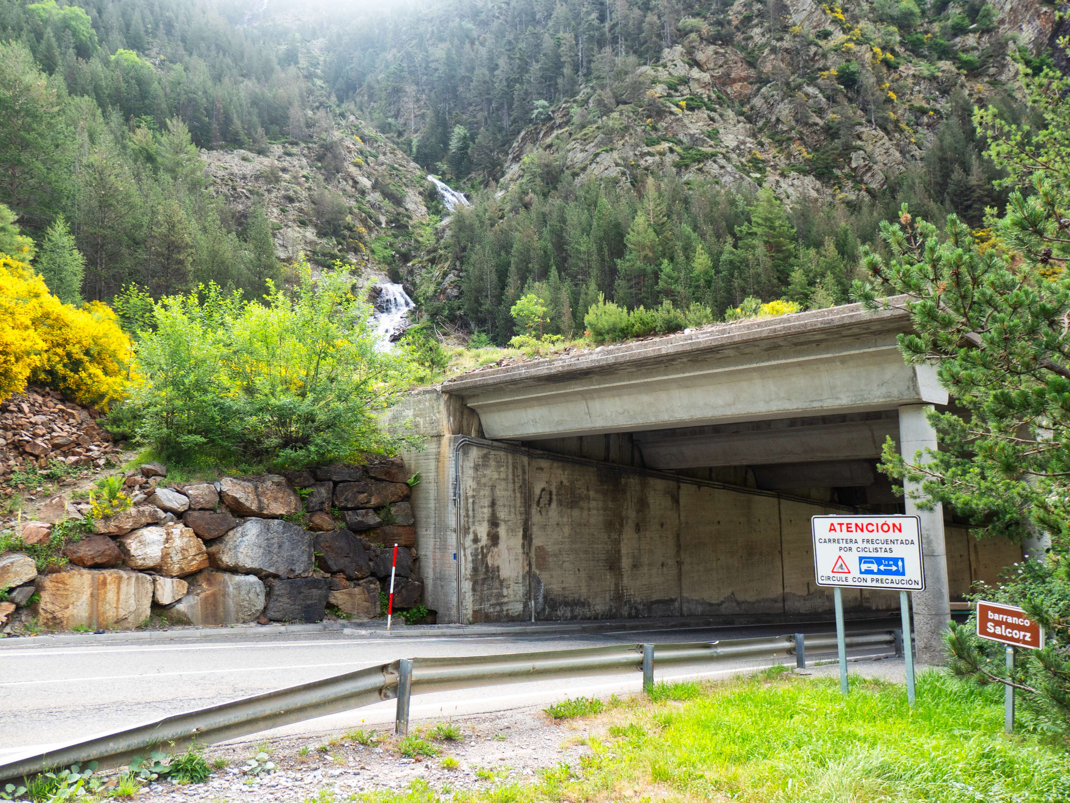 El barranco Salcorz es perfectamente visible desde el inicio de la excursión, con sus caudalosas cascadas pareciendo caer sobre el paraaludes que acabamos de atravesar con el coche. El sendero al ibón se inicia justo al otro lado de la carretera y nos lleva a la parte alta del paraaludes, desde donde tenemos una espectacular visión...