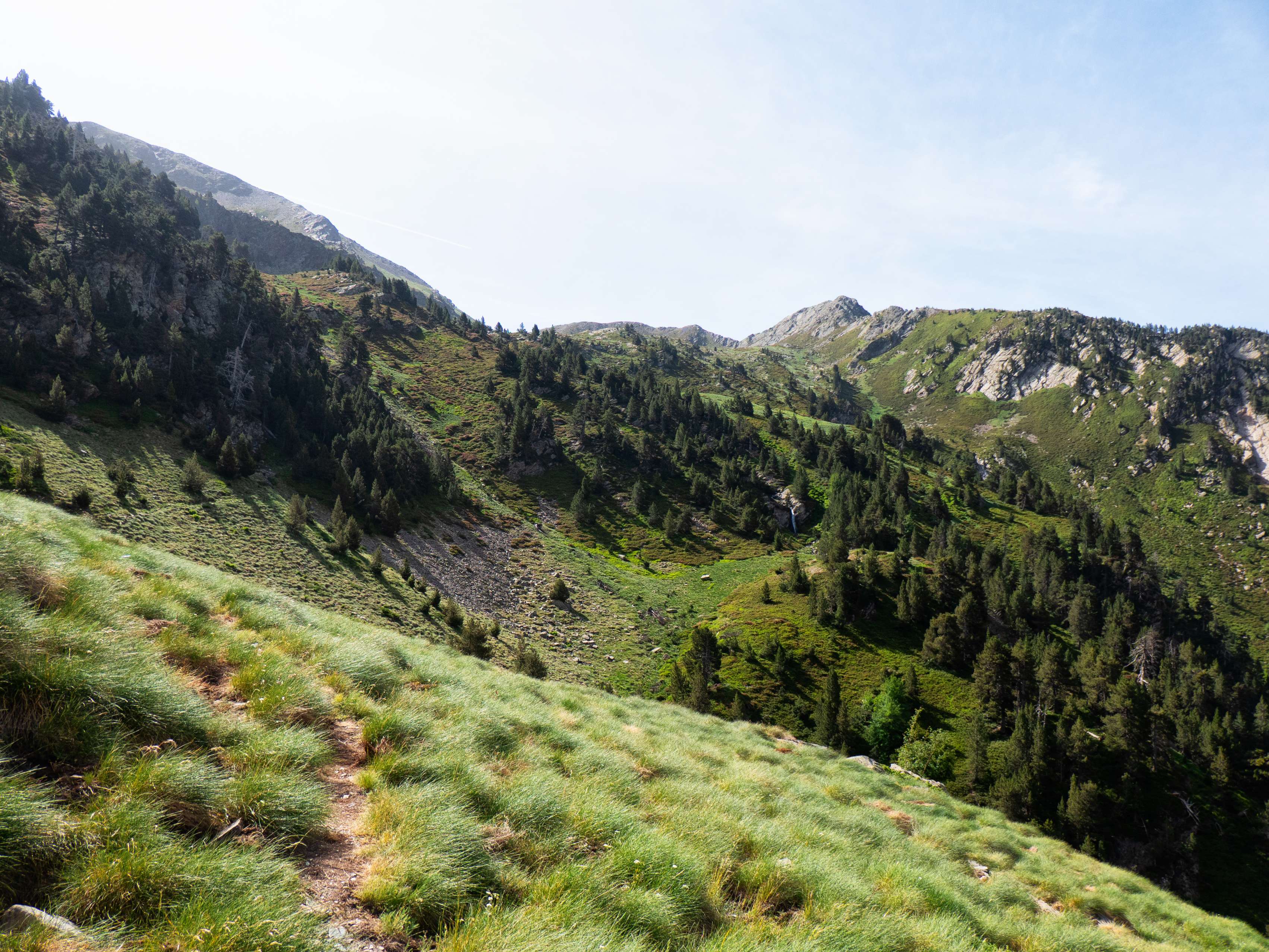 ...bucólicos prados intermedios del circo de Salcorz. Desde aquí ya podemos ver por vez primera la Peña Marcatiecho, con la empinada ladera que utilizaremos para descenderla, y los dos Picos del Cabo, con los que terminaremos el cresteo iniciado en el aún lejano Puerto de Salcorz.