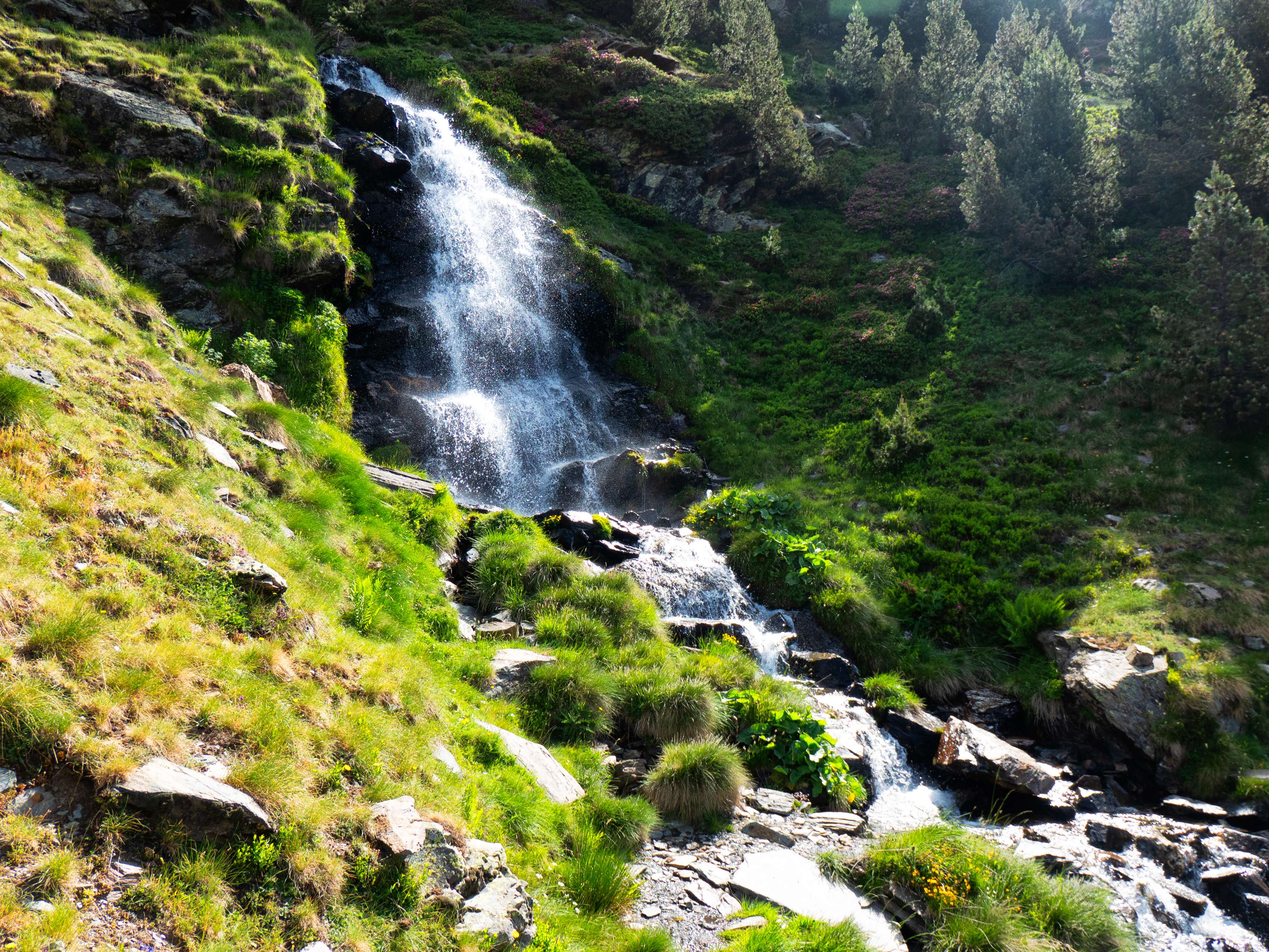 El sendero, señalizado como PR y bien marcado en todo momento, atraviesa una bonita cascada cuyas aguas provienen del ibón de Salcorz, que nos espera 300 metros más arriba.