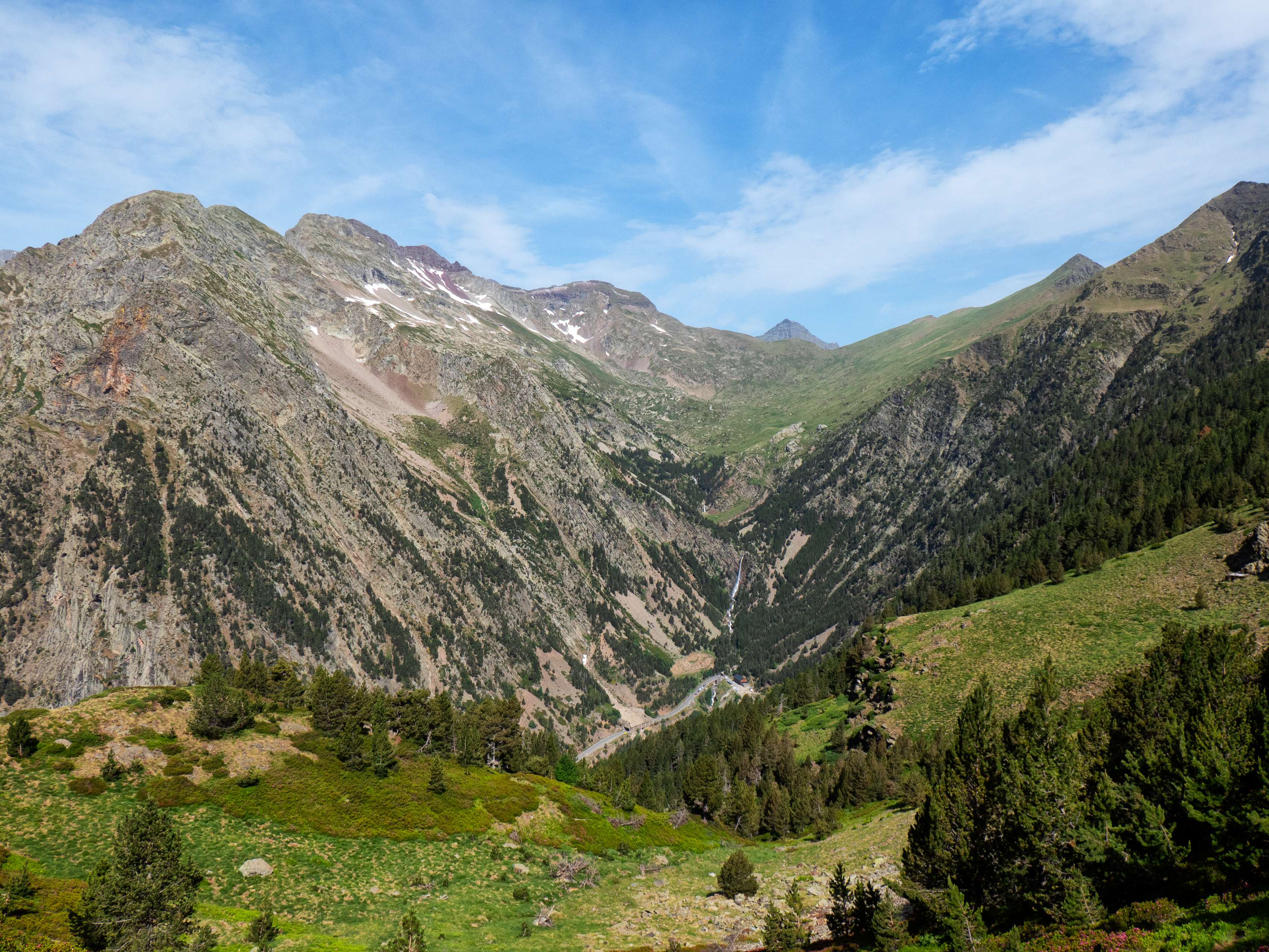 Como se puede comprobar en la imagen, hemos ganado ya bastante altura respecto al fondo del valle, pudiendo ver ya la cabecera de Pinarra, delimitada por las cumbres del Puerto Viejo y Bataillance, a la derecha, y las de Barrosa, a la izquierda. Al fondo, asomando tras el Puerto Viejo de Bielsa, la oscura pirámide del Pic de la Géla.