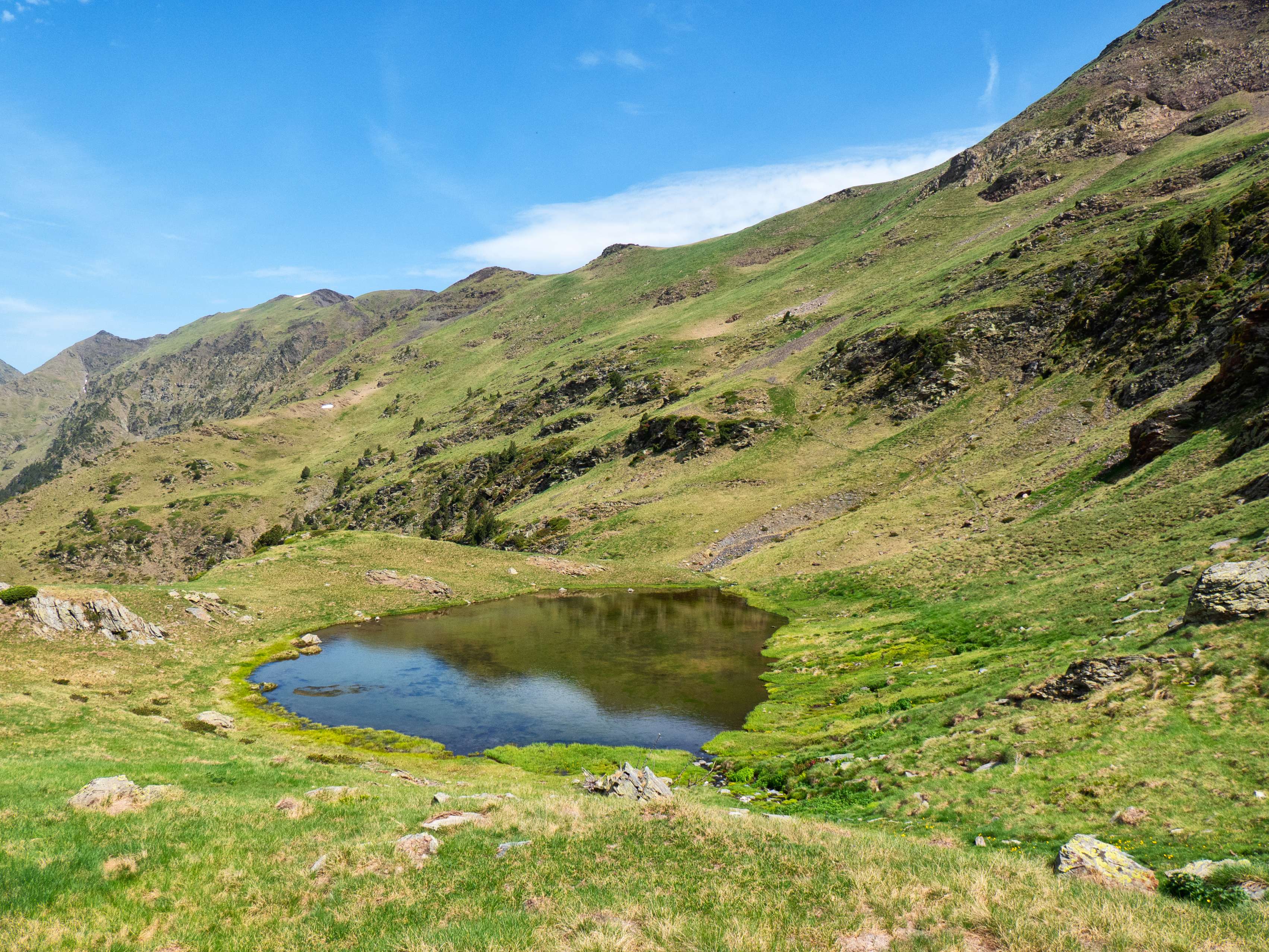 Después de avanzar cómodamente por este idílico terreno, alcanzamos finalmente el ibón de Salcorz, pequeño pero coqueto. El sendero bordea el lago por la derecha, avanzando bajo...