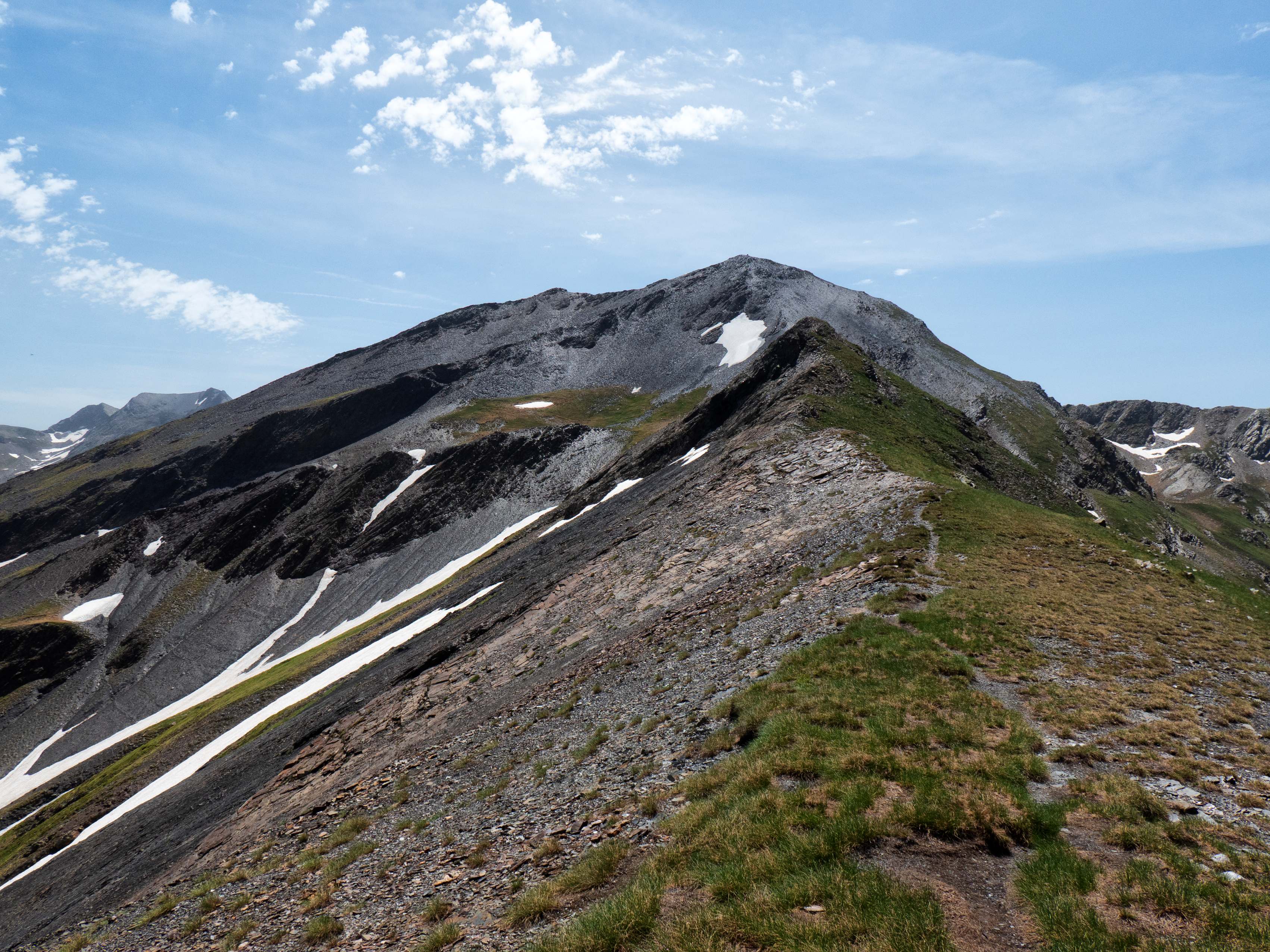La negra cima de Salcorz y sus crestas