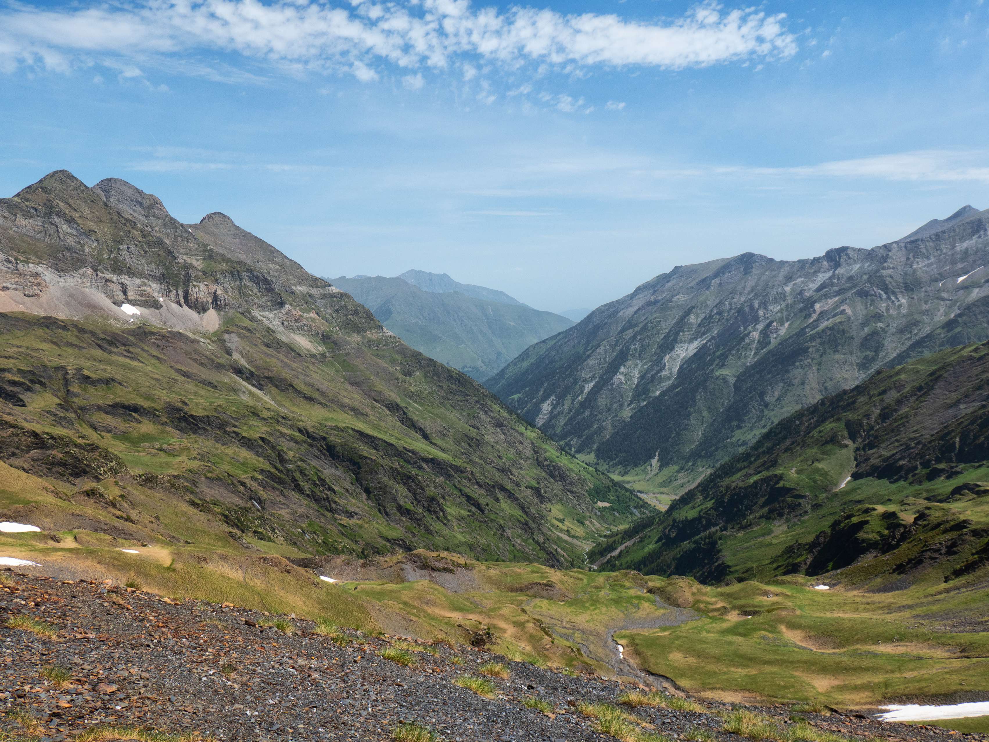 Al llegar al collado, se abre repentinamente el panorama septentrional, dominado por el tricéfalo Garlitz y por las verticales paredes del Sarroues, que delimitan el profundo valle de Moudang, ya en territorio vecino.