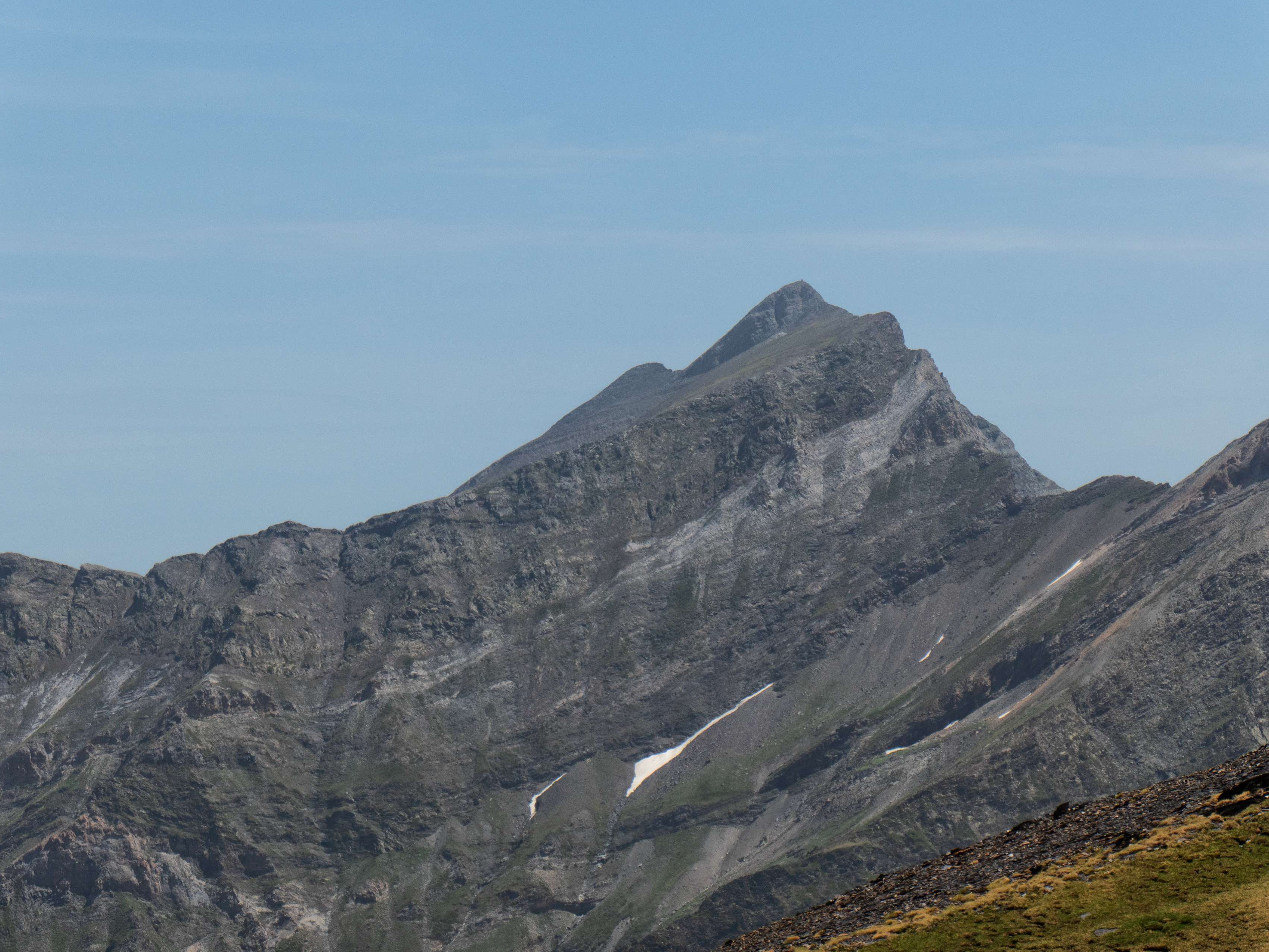 Pero antes de emprender la subida, nos sorprende esta imagen del Pic d'Aret, cuya altiva silueta, protegida por la gran pared del Sarroues, nos resulta magnética. Hay muchas montañas al otro lado de la frontera, bastante ignoradas por el panorama montañero de nuestro país, que sin duda forman parte de la élite de los Pirineos.