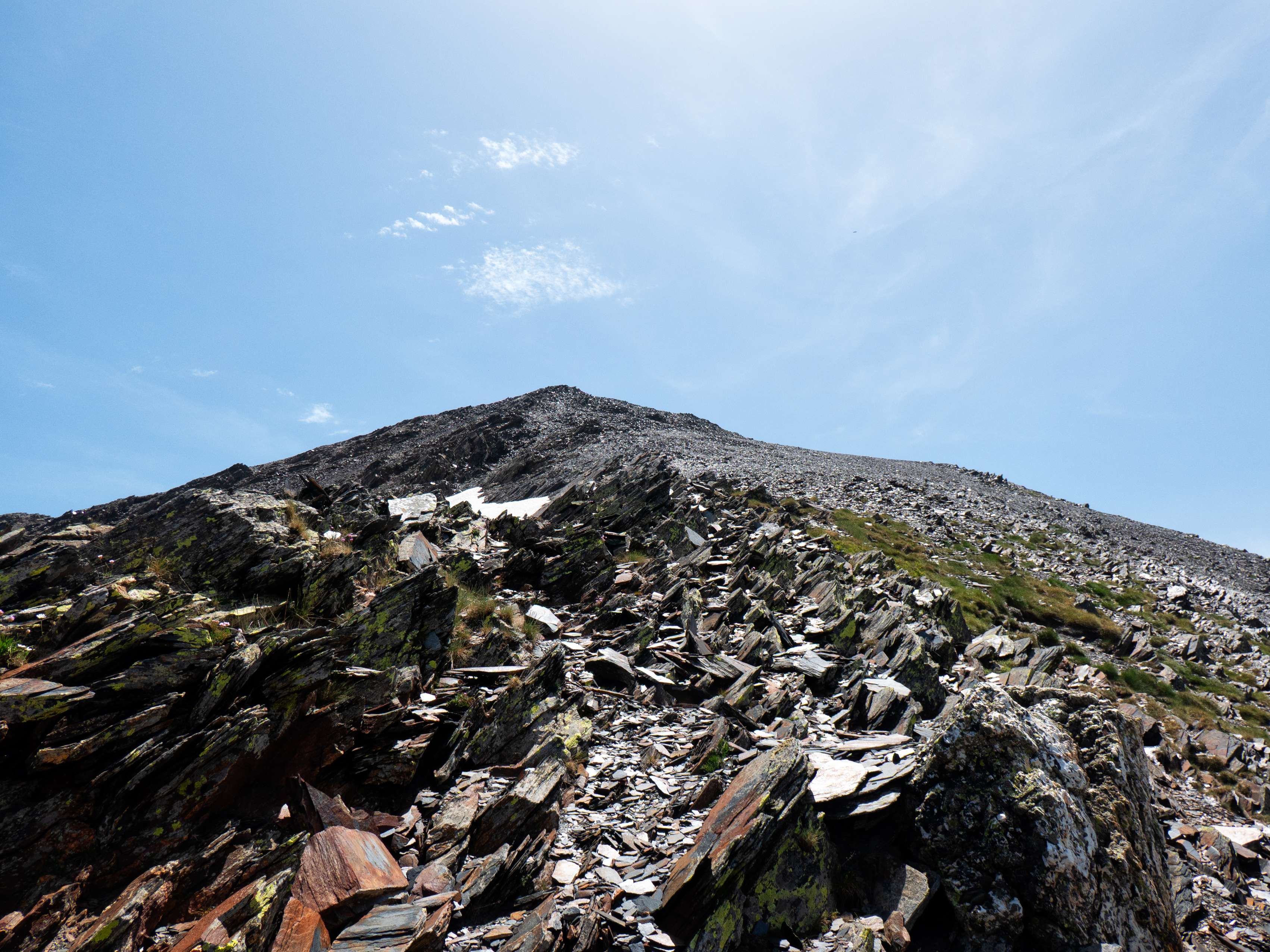 Empezamos el ascenso evitando la pedriza y avanzando por la arista, por la que afloran rocas afiladas como cuchillas que, sin embargo, son fácilmente esquivables.