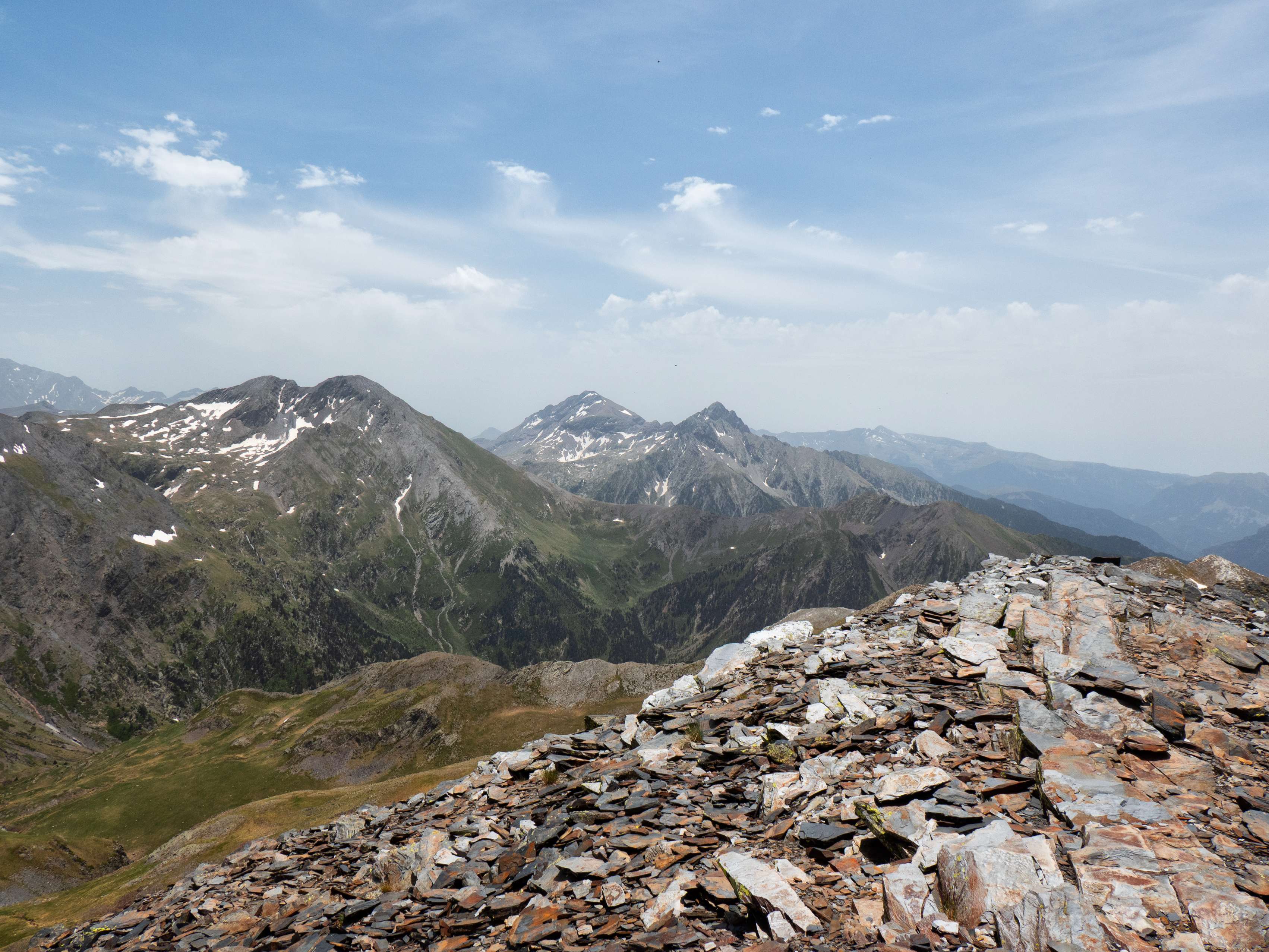 El Pico del Ibonet forma un dúo junto al Pico de la Espada dentro del valle de Trigoniero, siendo ambas cimas muy poco visitadas pero bastante relevantes orográficamente. Y desde el Pico de la Espada, el cordal sigue rumbo a Ordiceto, al otro lado del cual aparecen las dos moles aisladas de la <a href="https://triptomontes.com/punta-suelza-y-pico-la-parda-por-pardinas/">Punta Suelza</a> y la Punta Fulsa, siempre protagonistas.