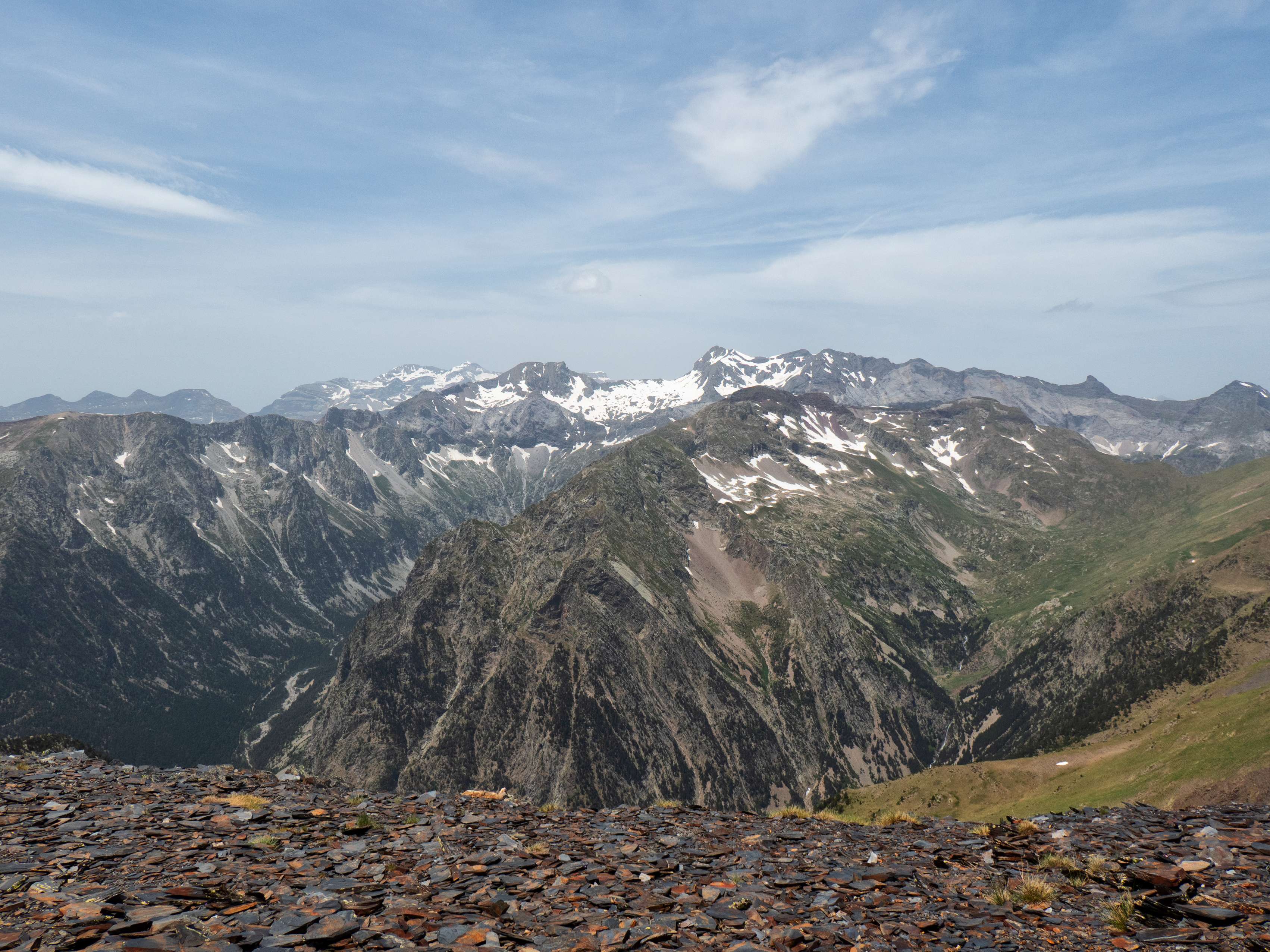 La Sierra de las Sucas es la prolongación oriental de las legendarias Tres Sorores, de las cuales vemos dos: el Soum de Ramond y el Monte Perdido. Pero desde aquí, hacia esa dirección hay indudablemente otro protagonista: el macizo de la Múnia, que desde aquí tiene una estampa fabulosa, con el <a href="https://triptomontes.com/robinera-desde-la-plana-de-petramula/">Robiñera</a> y la propia Múnia separados en dos núcleos bien diferenciados.