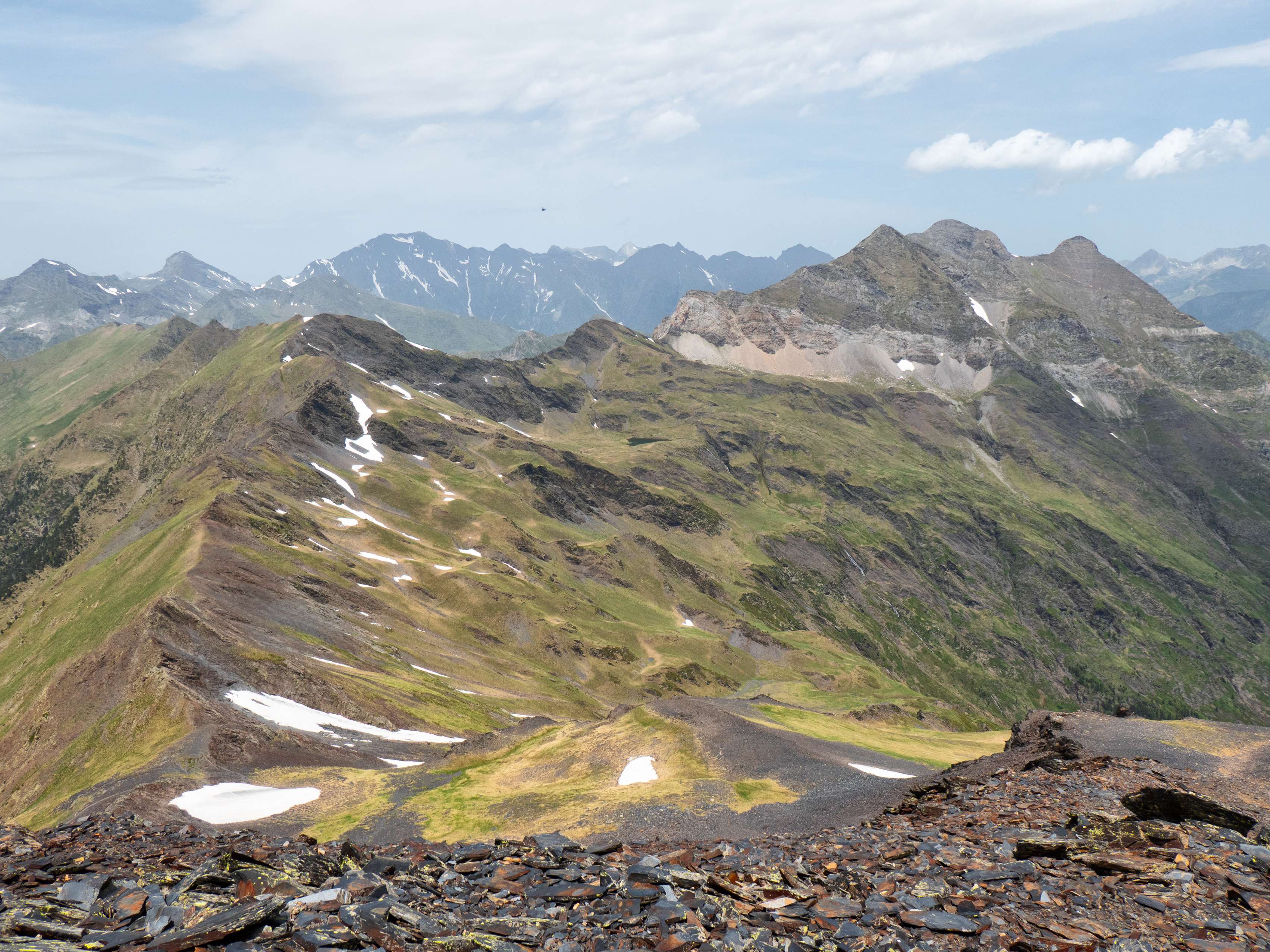 Y, para cerrar la panorámica, más allá del Puerto de Salcorz vemos el cordal fronterizo hacia el oeste, con el Pic de Bataillance como cima más destacada, aunque queda empequeñecido ante la mole tricéfala del Garlitz. De fondo, la oscura masa del Campbieil es la representante más destacada del macizo de Néouvielle.