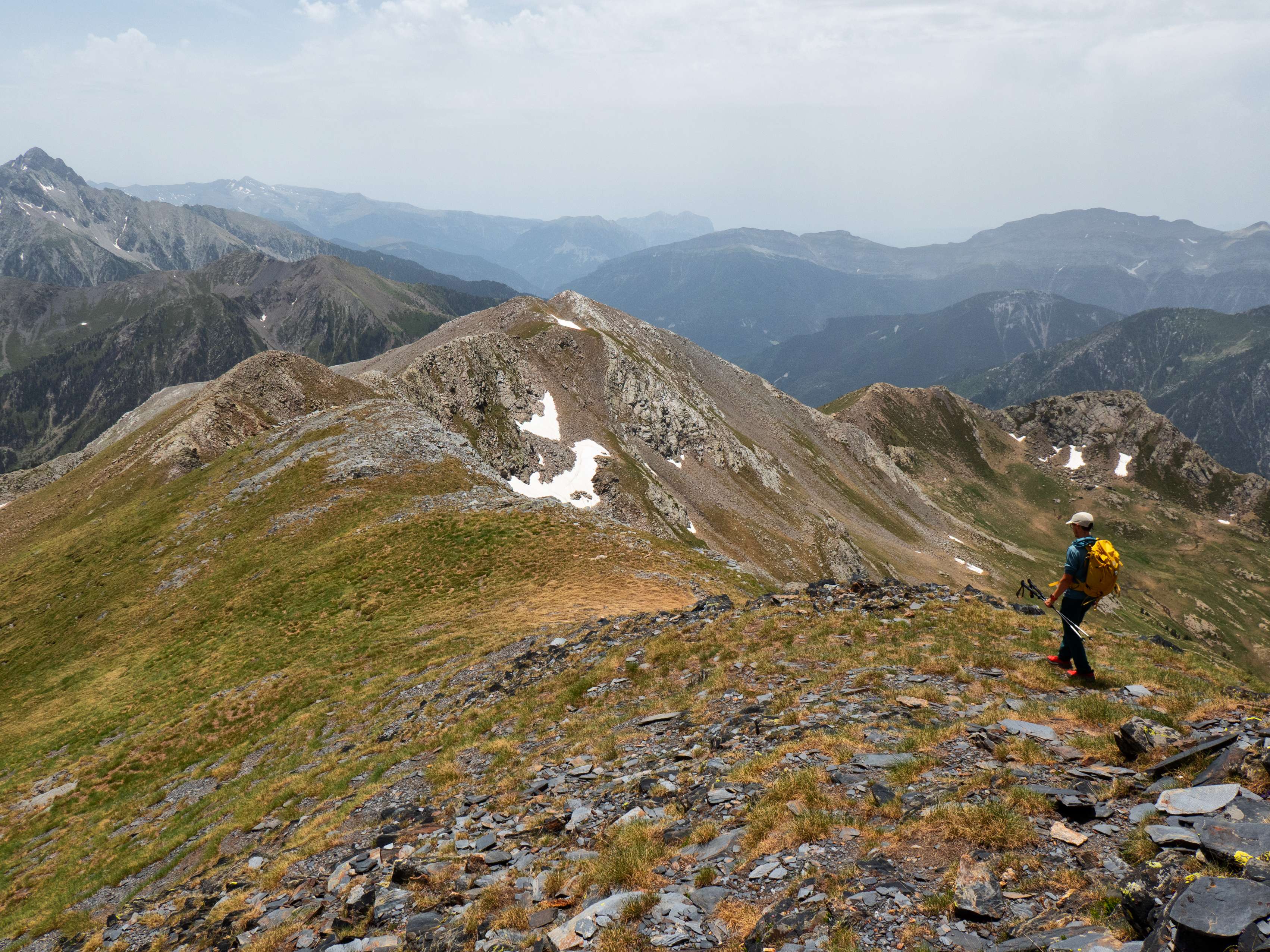 Después de este empacho de vistas, continuamos con la ruta, descendiendo hacia el sur por terreno herboso hacia la antecima meridional del Salcorz.