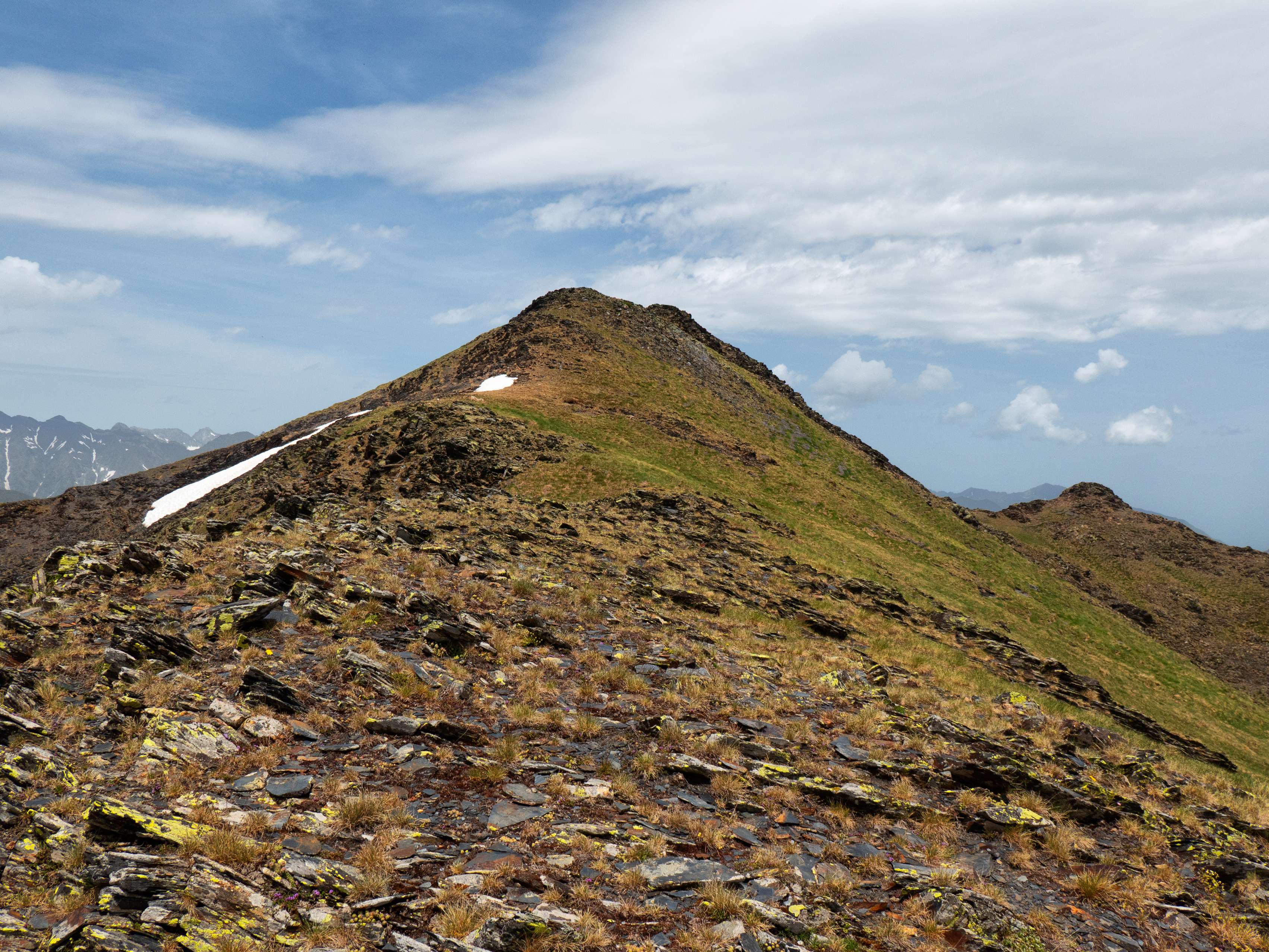 Como se puede apreciar, el descenso desde la cima de Salcorz no puede ser más sencillo.