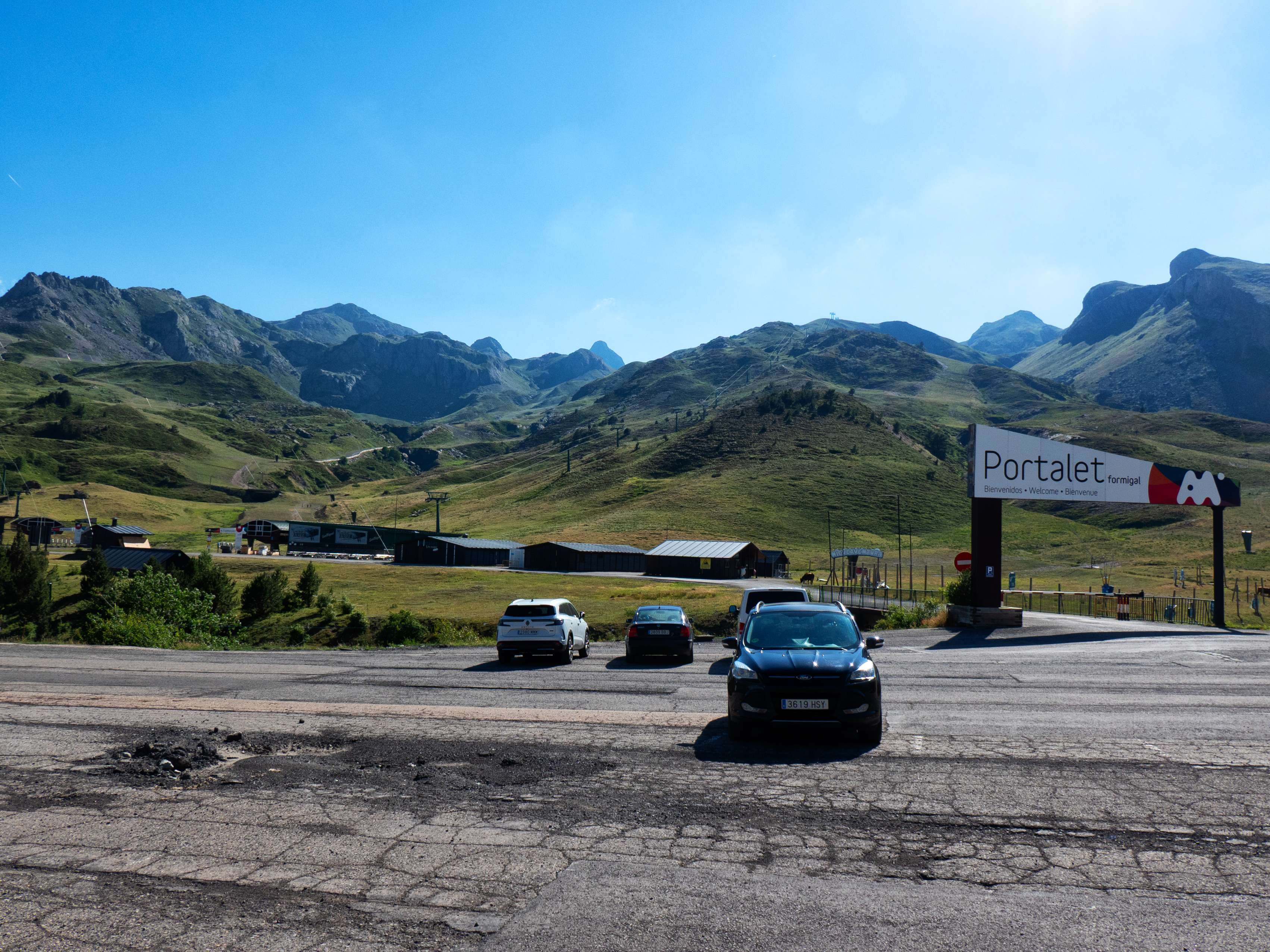 Empezamos la ruta en el parking del Portalet de la estación de esquí de Formigal, en lo que es una radiante pero calurosa tarde de julio. En el horizonte ya aparece la silueta del pilar volcánico del Anayet, detrás del Puerto de Canal Roya, adonde nos debemos dirigir.