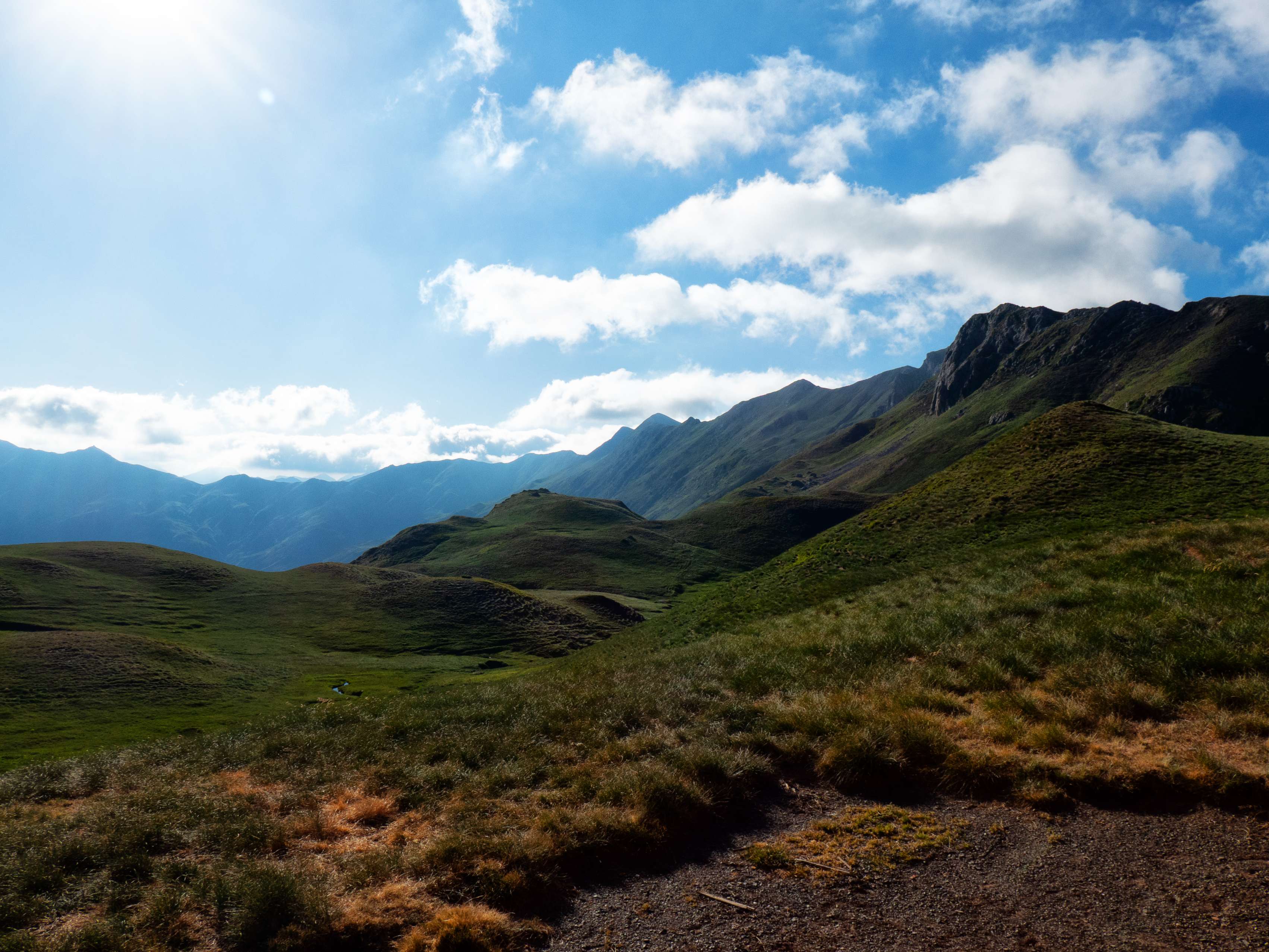 ...el cordal fronterizo que delimita el profundo valle de la Canal Roya por el norte. En el centro, el <a href="https://triptomontes.com/pico-de-canal-roya-por-aneou/">Pico de Canal Roya</a>, que pudimos conocer este invierno.