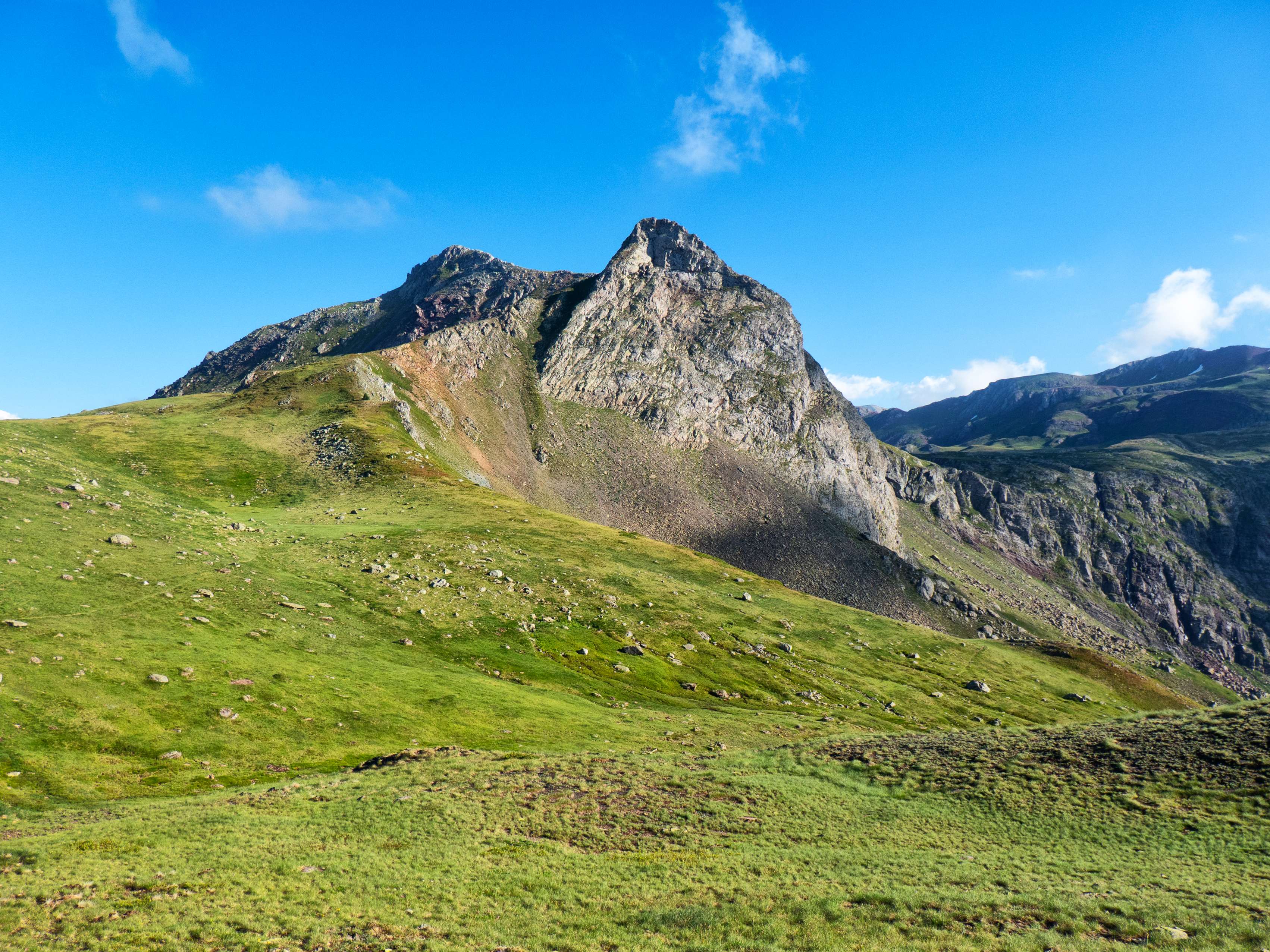 ...la Punta de Espelunciecha, que también presenta una estampa impresionante desde aquí. Normalmente se rodea esta montaña por la izquierda para enlazar con el GR que sube hasta los Llanos, pero debido a la bonita pose que nos regala el Espelunciecha desde aquí, nos decidimos a subirlo para luego descender hasta el fondo del circo por su cresta meridional, una opción más dura pero también mucho más atractiva.