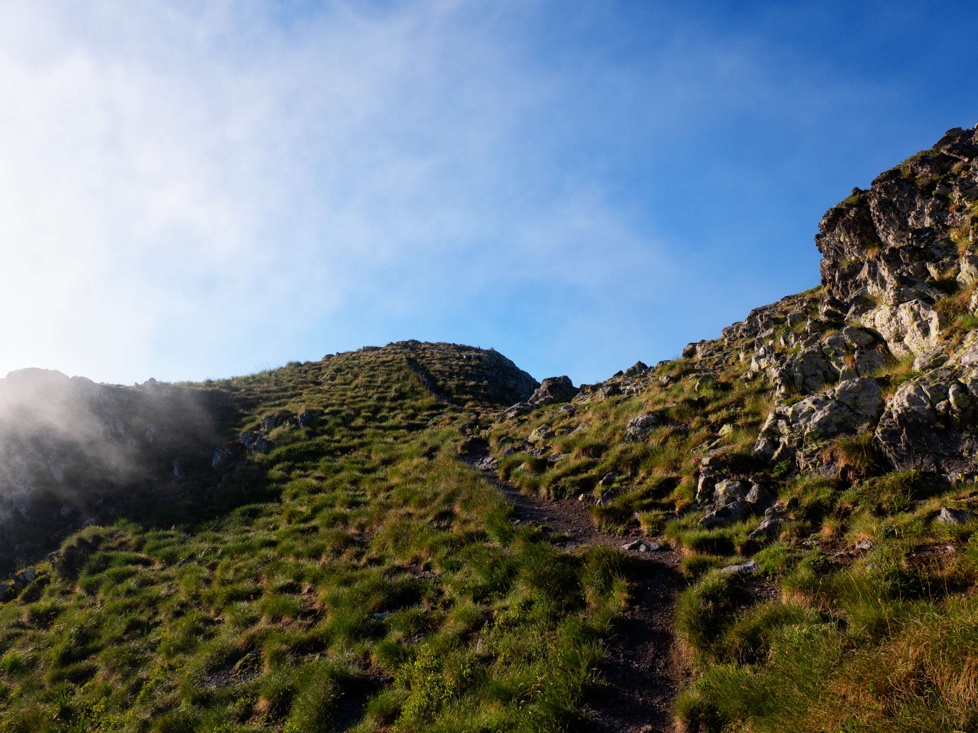 ...a la cresta meridional de Espelunciecha, con la cumbre situada a apenas unos metros. Tomando el sendero de la vía normal, que procede de los Llanos de Anayet, ganamos los metros que nos quedan para...