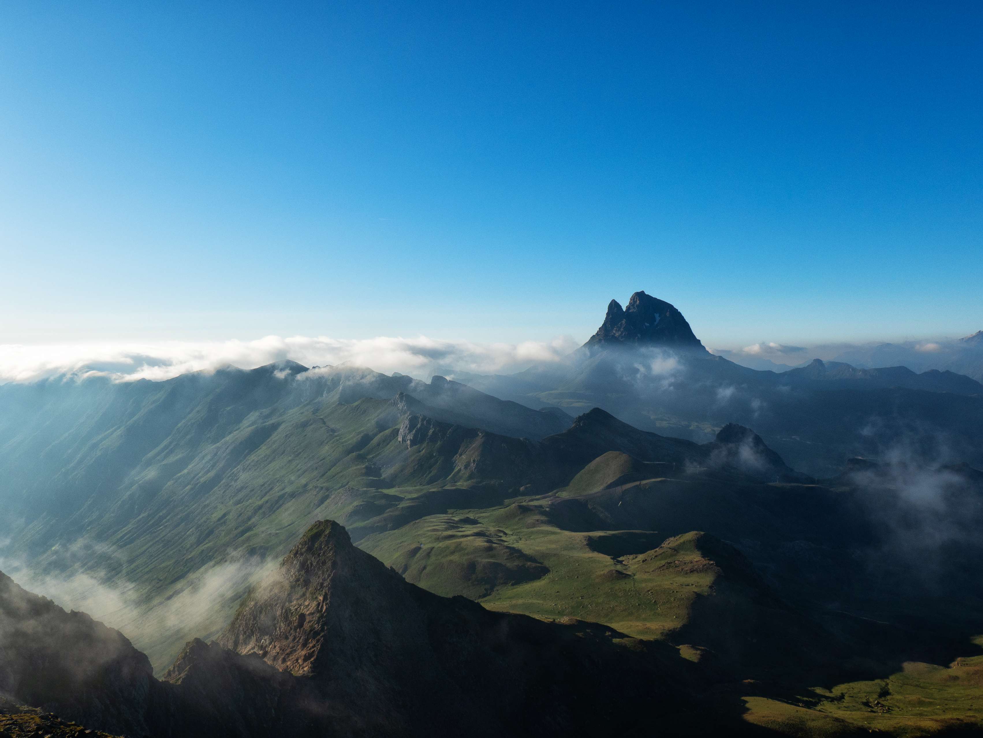 ...coronar la cumbre del Espelunciecha, desde donde, más allá la agreste Punta de la Rinconada y del herboso cordal fronterizo, asoma una de las cumbres más bellas y legendarias de todo el Pirineo: el Midi d'Ossau, que, a pesar de no llegar a la cifra de los 3.000 metros, supera con holgura a la mayoría de cimas del Pirineo en carácter, esbeltez e historia.
