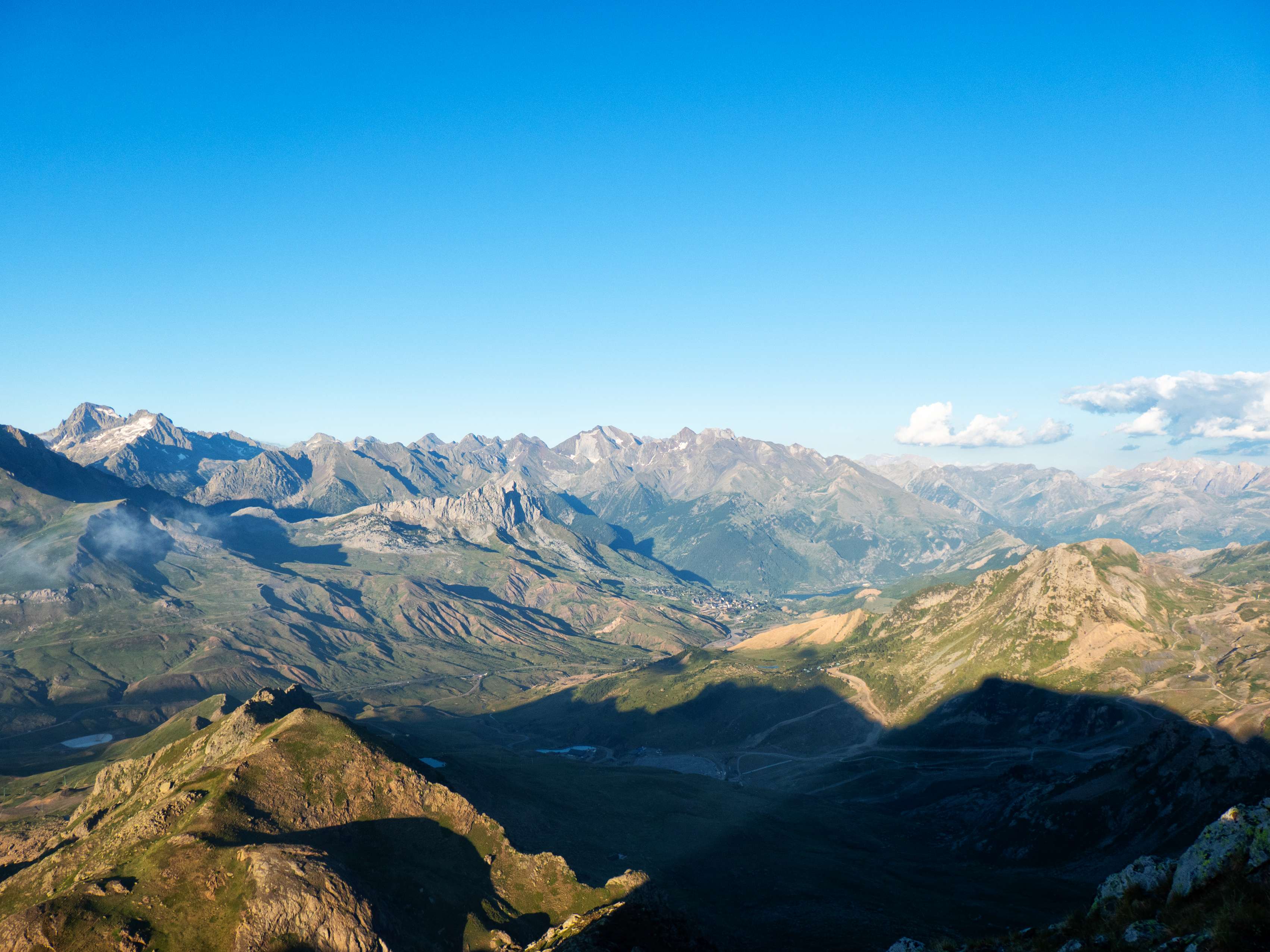 La Punta de Espelunciecha, al estar apartado del resto de cimas del macizo y tener una ubicación más orientada hacia el este, tiene unas vistas privilegiadas del valle de Tena y de todas sus cumbres, dominadas por el Balaitús y los Infiernos en sus respectivos núcleos.