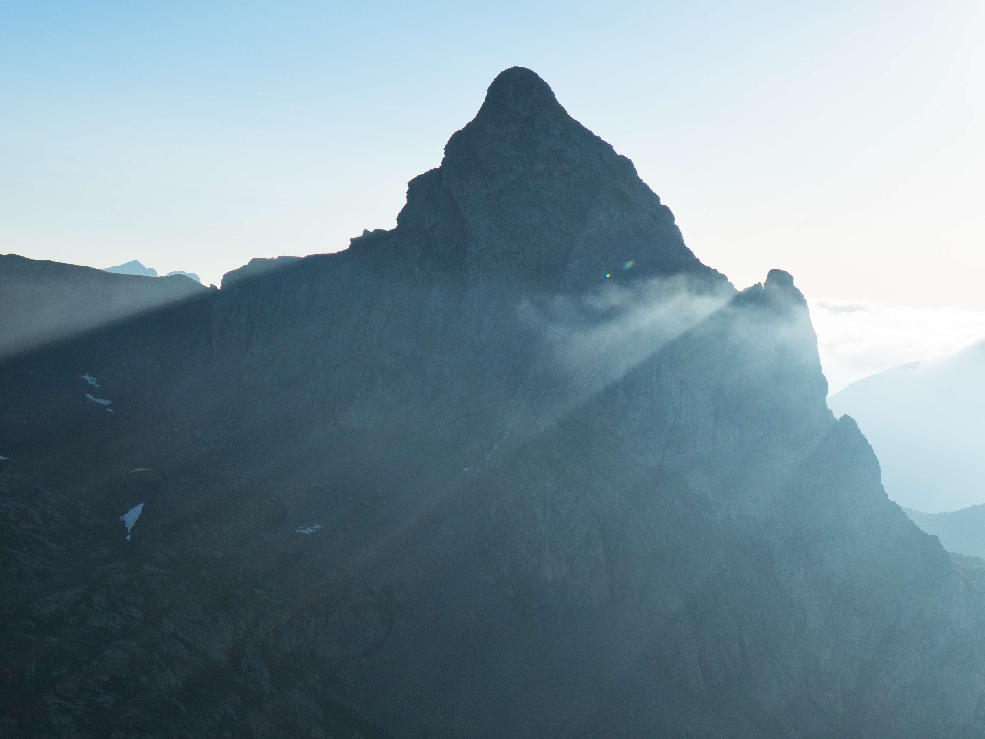 Pero estas grandes cimas, de las más importantes del Pirineo, no tienen la airosidad de la montaña situada justo delante de nosotros. La silueta del Anayet nos demuestra desde aquí que no es un simple monolito: descubrimos afilados torreones y profundas brechas que aparecen entre los últimos rayos del atardecer y que antes no habíamos podido observar. ¡Qué montaña tan magnífica!
