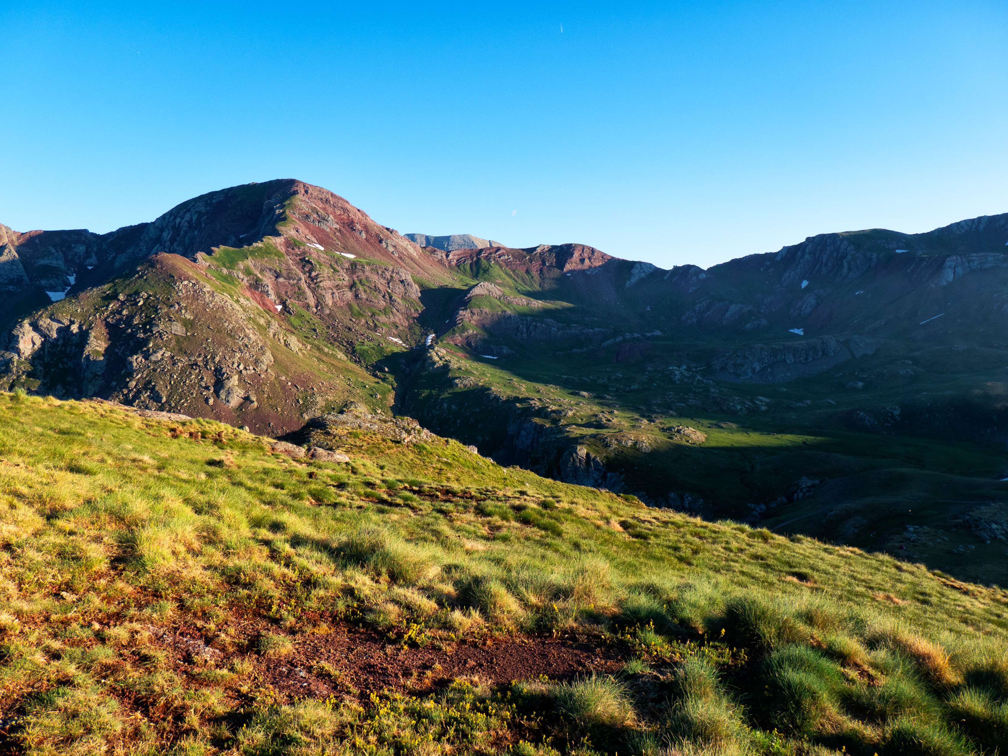 Con el Arroyeras, la última cima que hollaremos mañana, ante nosotros, empezamos a descender por la cresta meridional del Espelunciecha, utilizando un sendero que baja de forma bastante plácida por la herbosa arista.