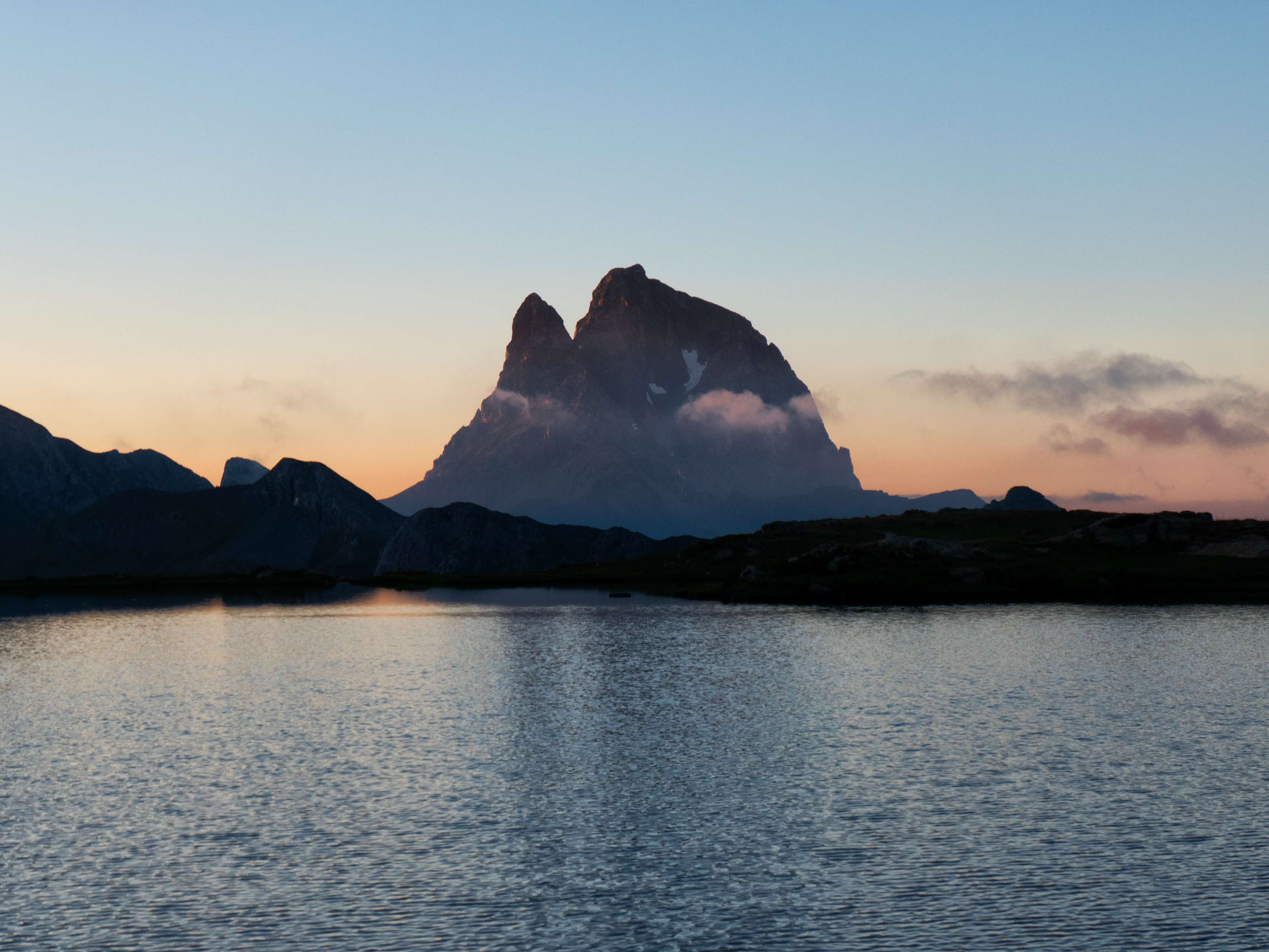 Pero hoy aún podemos acercarnos al extremo de este lago y disfrutar de una de las postales más emblemáticas del Pirineo: el Midi d'Ossau, de un suave tono rosado, reflejado en las aguas del Ibón de Anayet. Una imagen que se queda grabada en la retina.