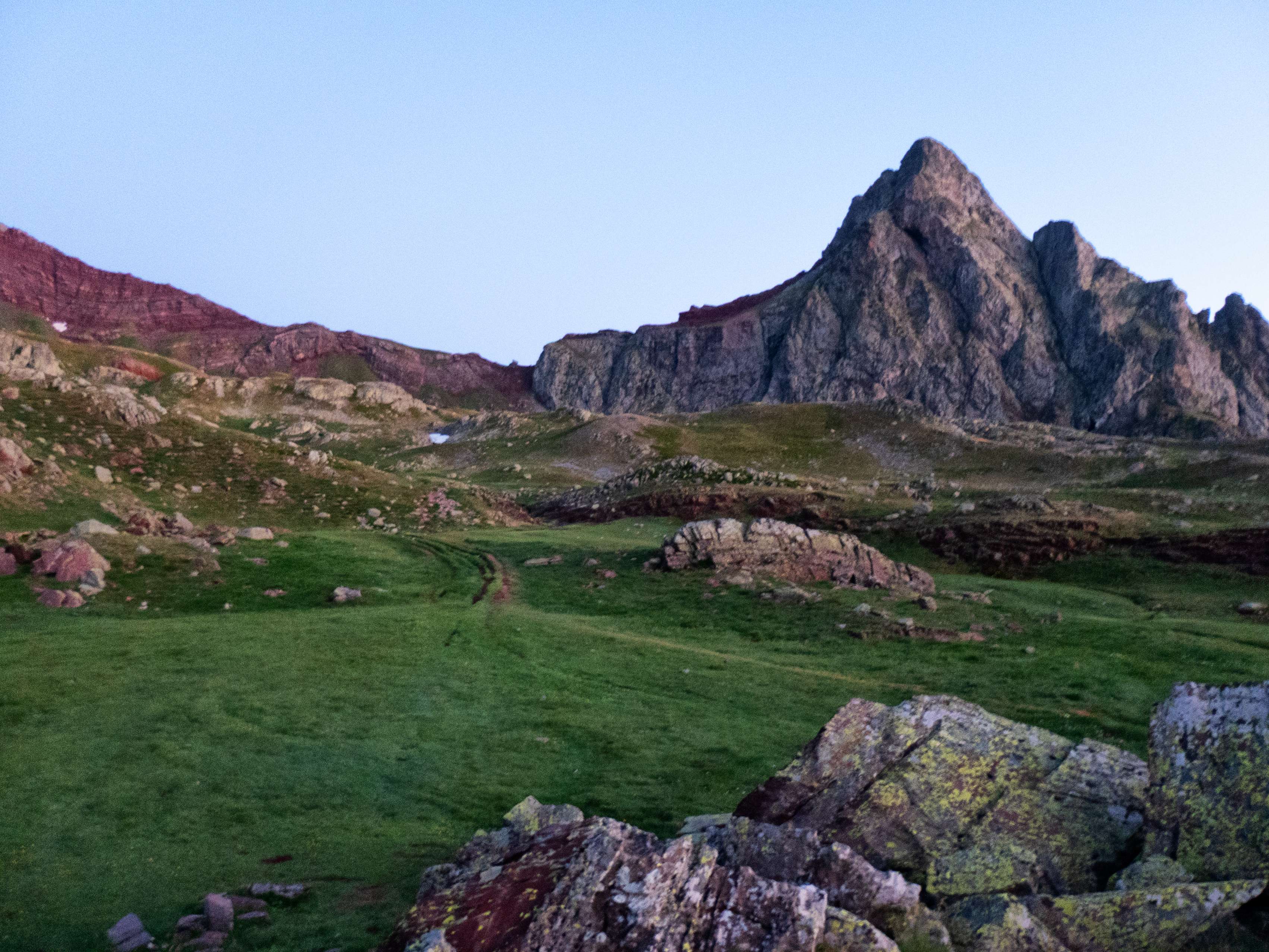 Después de una noche protagonizada por la elevada humedad, que nos deja las fundas empapadas, amanece un día radiante que apunta a ser caluroso. Por tanto, cuando empieza a clarear, recogemos los sacos y nos ponemos en marcha. Al principio seguimos el GR, pero no durante mucho tiempo, puesto que, cuando este camino gira hacia el norte para empezar el descenso hacia el fondo del valle de Canal Roya...