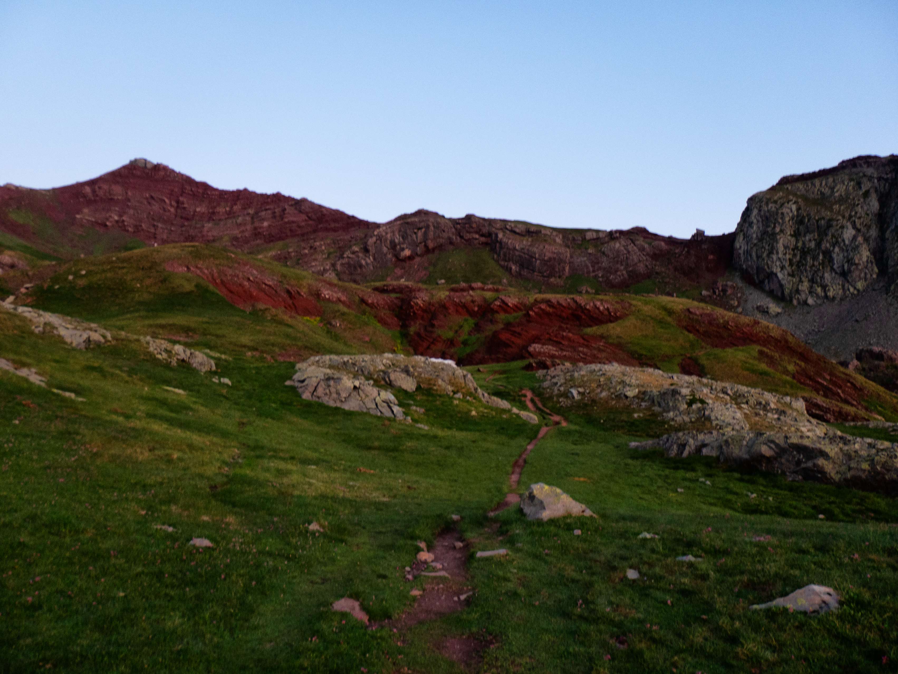 ...aparece un sendero que, desviándose del trazo del GR, empieza a subir hacia el Cuello de Anayet, perfectamente visible entre la oscura pared del Anayet y la rojiza pirámide de su Vértice.
