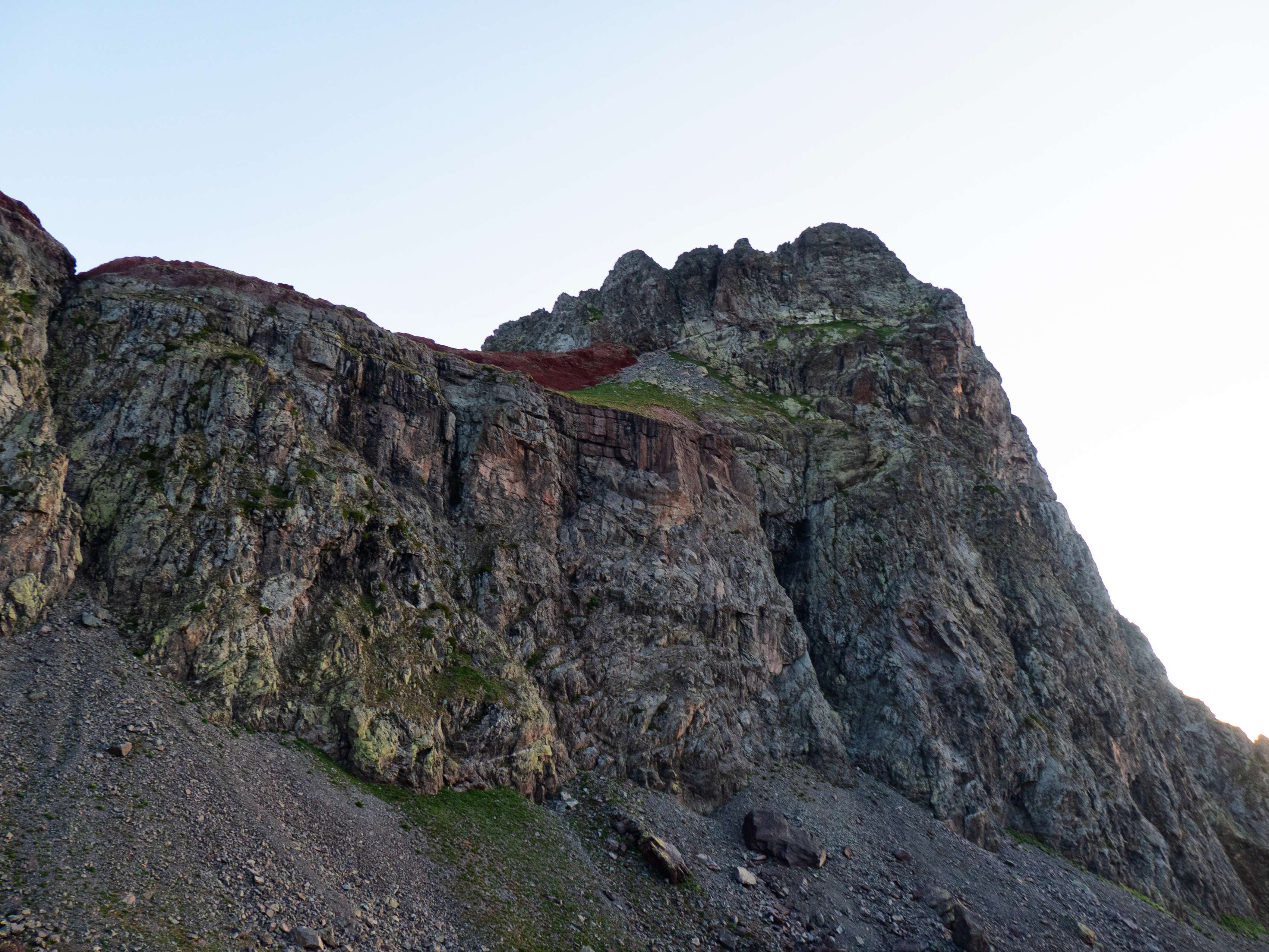 Estamos ya en la base del Anayet, pudiendo observar perfectamente la terraza ubicada sobre la pared inferior, por la que avanzaremos dentro de un rato, y también la canal oblicua que permite coronar esta aguda cumbre sin demasiada dificultad.