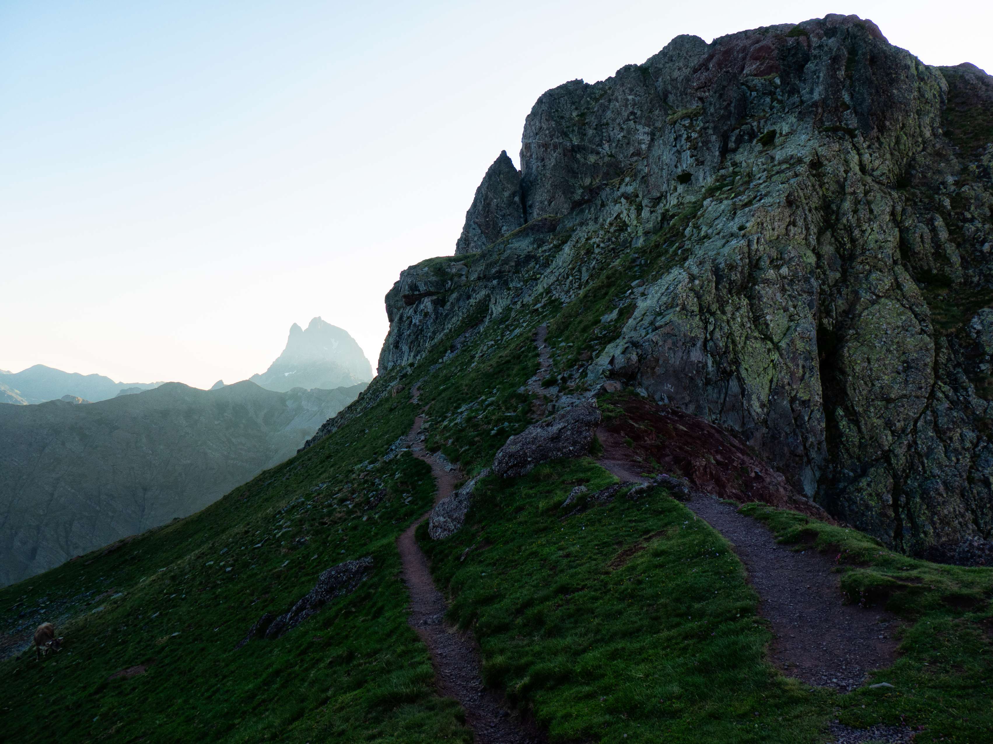 Con el Midi vigilando nuestros pasos, tomamos el marcado sendero que avanza bajo la pared oeste del Anayet, aún de no gran tamaño. Aprovechando una serie de repisas y alguna canal fácil, trepamos hasta alcanzar...