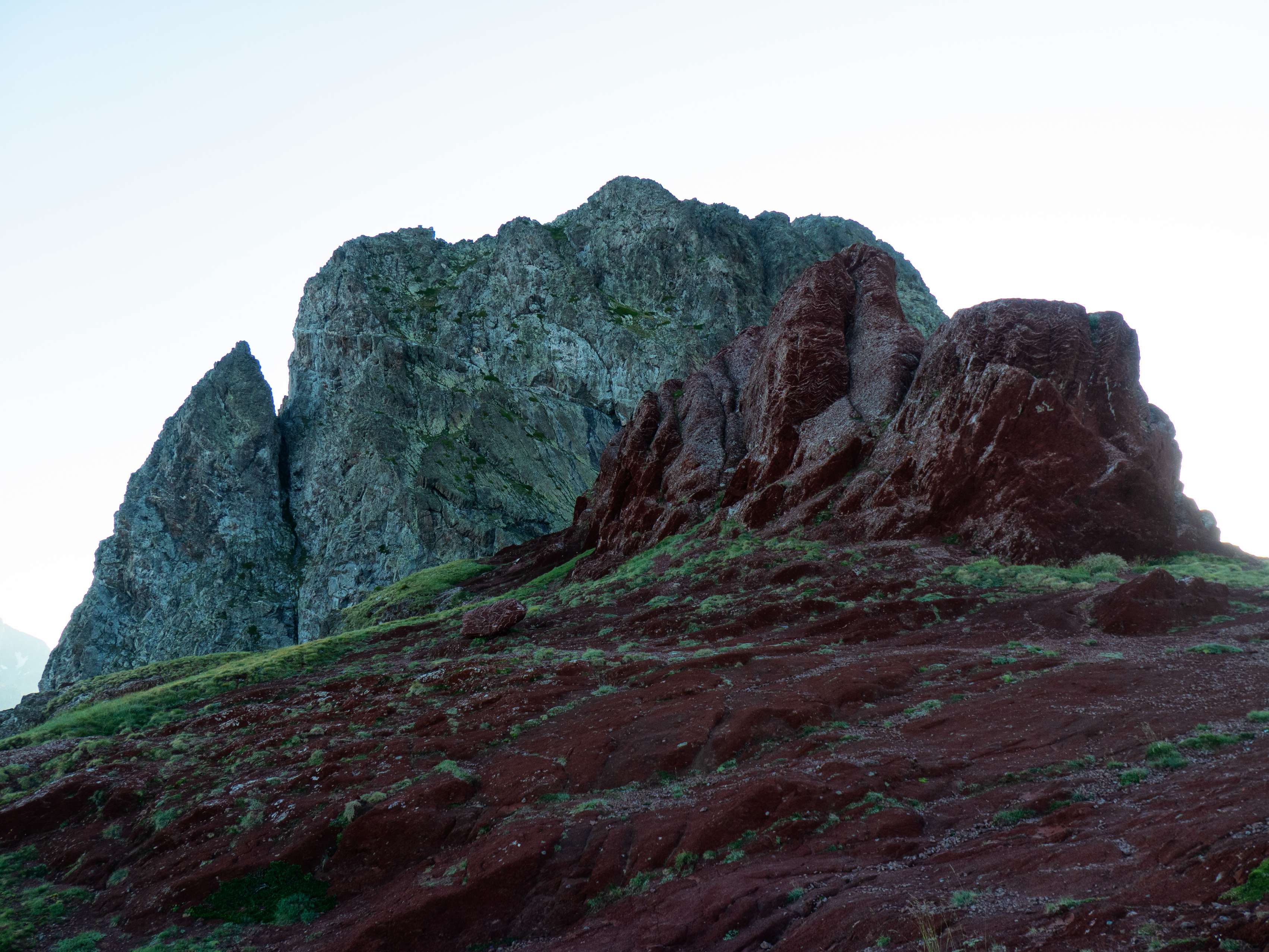 ...la parte superior de la terraza que habíamos visto desde abajo, donde pasamos a andar por una peculiar arenisca de intenso color rojo. 