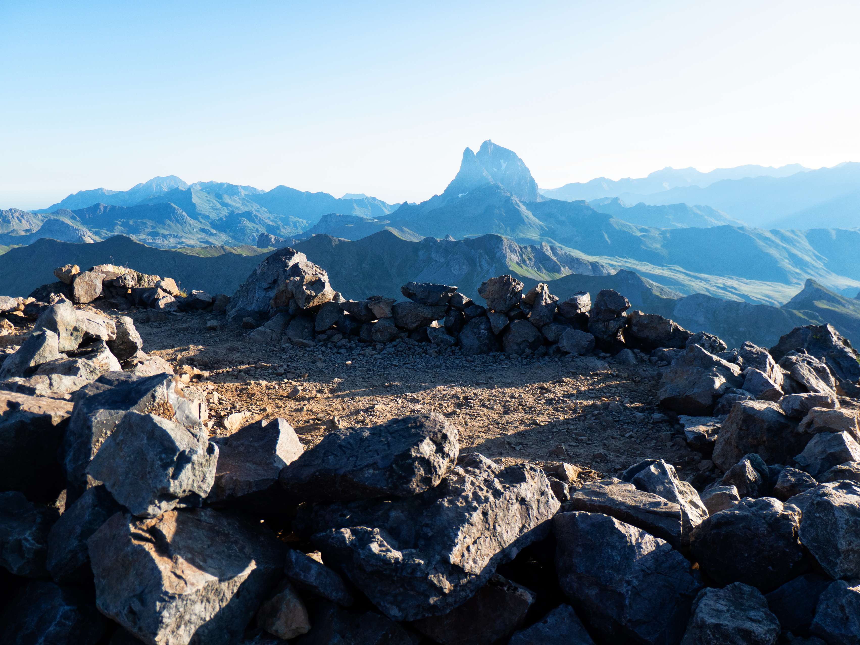Finalmente, tras la entretenida trepada de la canal, llegamos a la estrecha cima del Anayet, casi enteramente ocupada por un vivac. No es mala cima para vivaquear, pues las vistas que se disfrutan desde este nido de águilas son extraordinarias, empezando por el panorama septentrional, protagonizado indiscutiblemente por el Midi d'Ossau. Sin embargo, ahora podemos distinguir a dos ilustres acompañantes, uno a cada lado del gigante del Pirineo Occidental: los macizos de Sesques, a la izquierda, y el de Ger a la derecha.