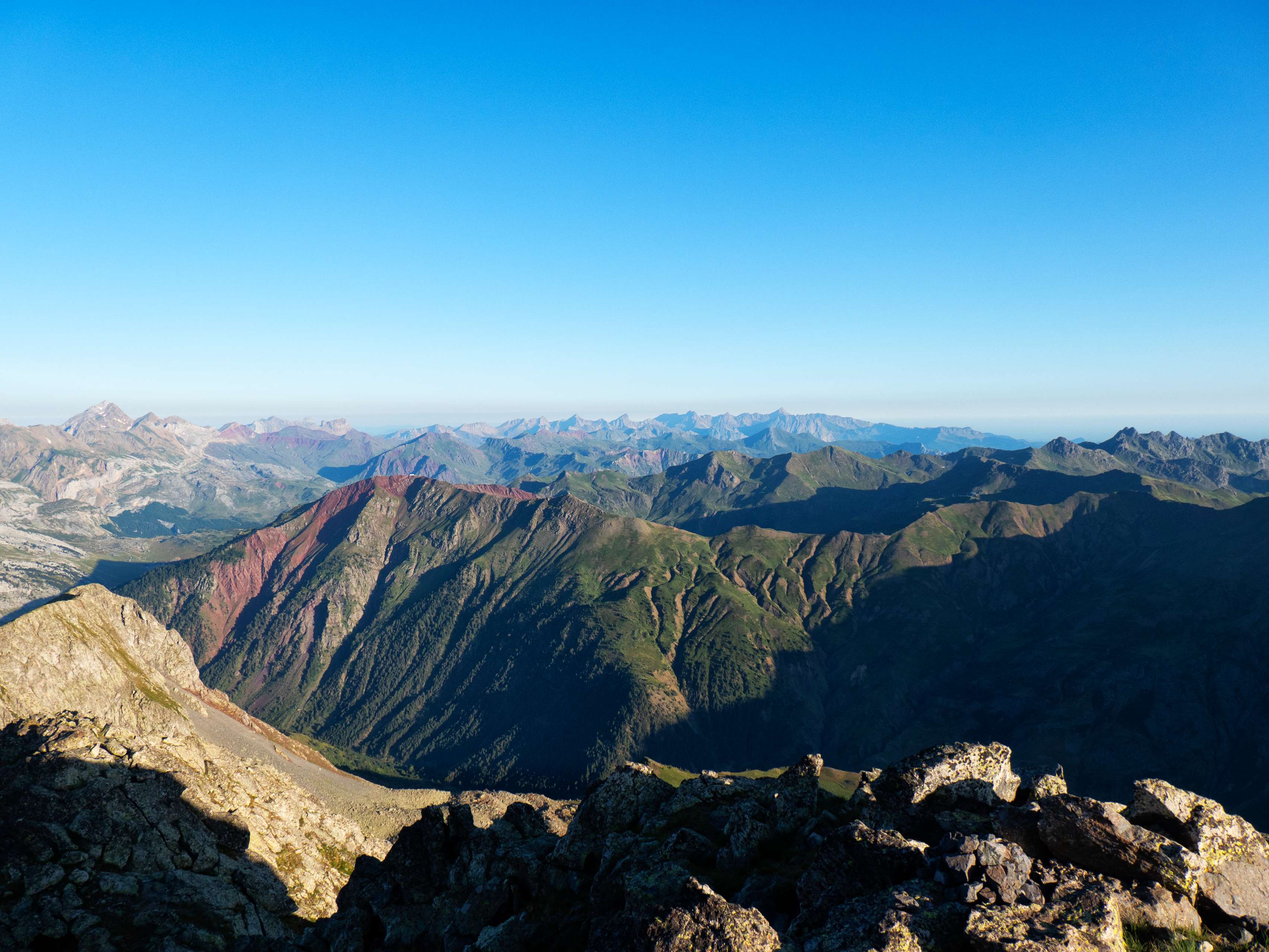 Cambiando hacia el punto cardinal opuesto, vemos la totalidad de los Pirineos Occidentales, pudiendo distinguir prácticamente todas sus cimas principales: desde la mole del Bisaurín a la izquierda, hasta la lejana pirámide del Anie, para muchos la última gran cumbre del Pirineo por el oeste.
