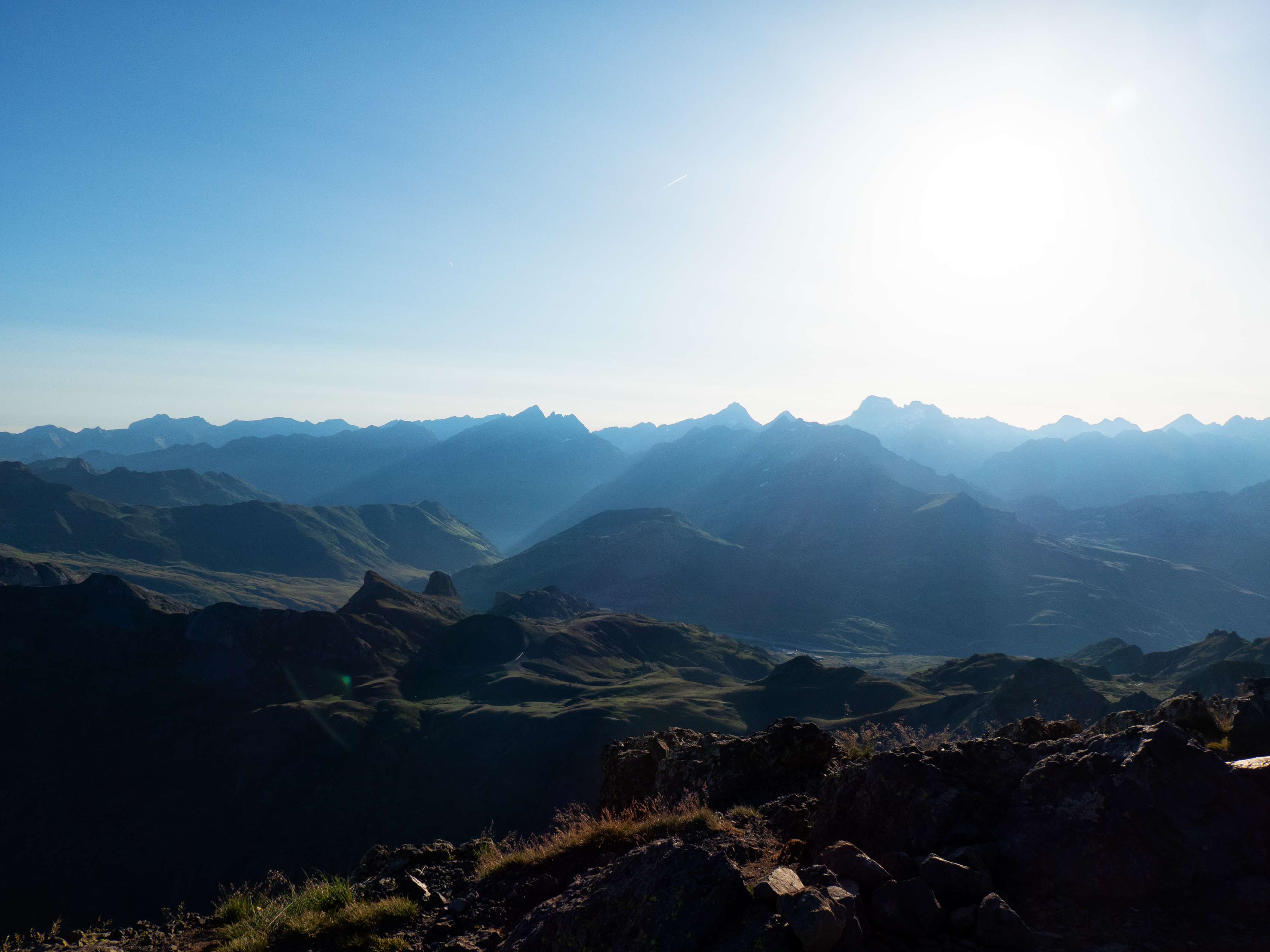 Si miramos hacia el noreste, vemos los últimos representantes del Pirineo Axial por el oeste: Lurien, Palas, Soques, Arriel y, entre muchos otros, el último gran tresmil del Pirineo: el Balaitús.