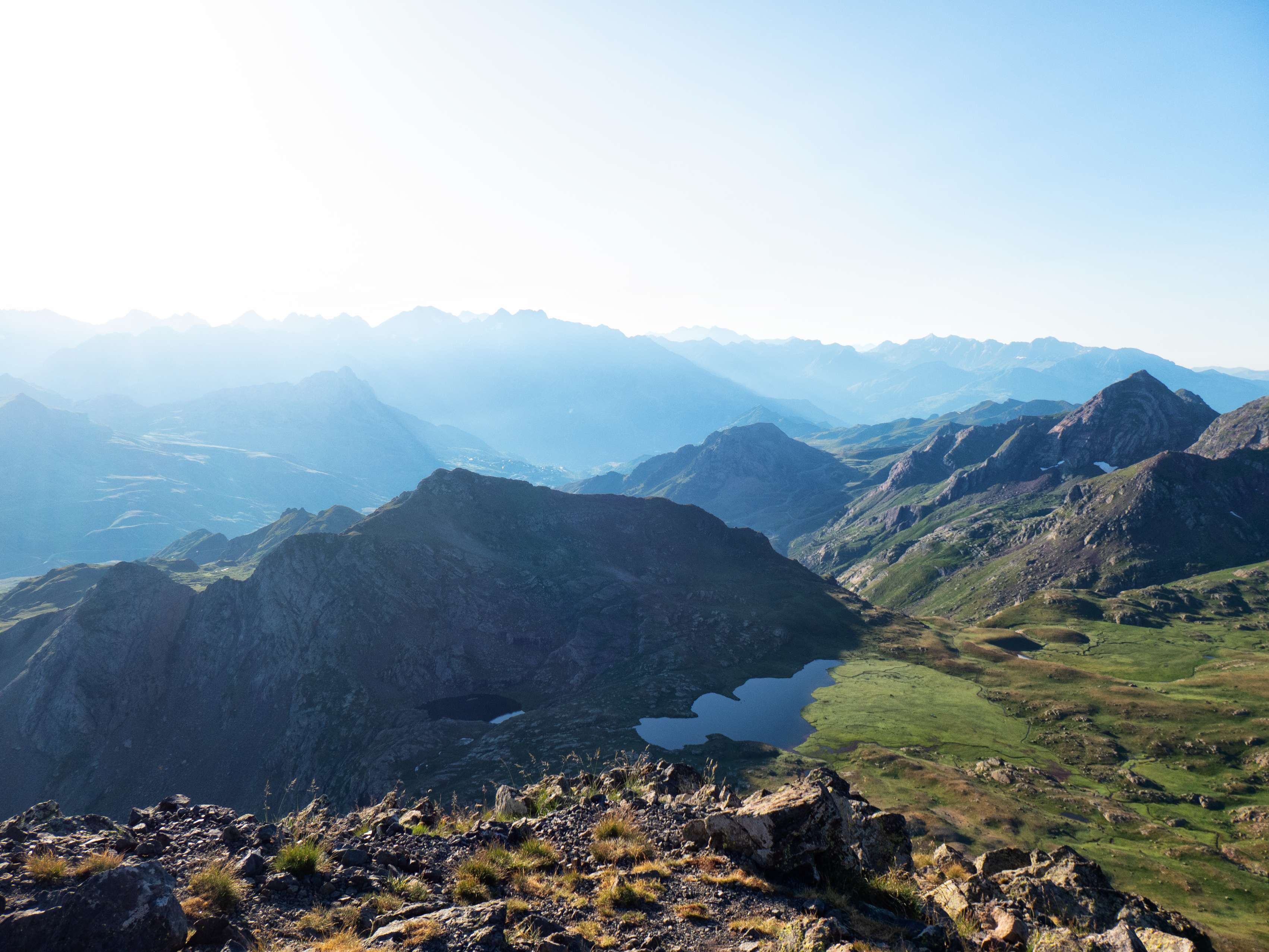 Al este, más allá de los dos Ibones de Anayet y de la oscura masa del Espelunciecha, contemplamos el valle de Tena casi al completo, cerrado por el sur por la muralla de Tendeñera. Entre esta sierra y los tresmiles de Panticosa, llegamos a divisar entre el contraluz y la calima, las inconfundibles siluetas de las Tres Sorores.