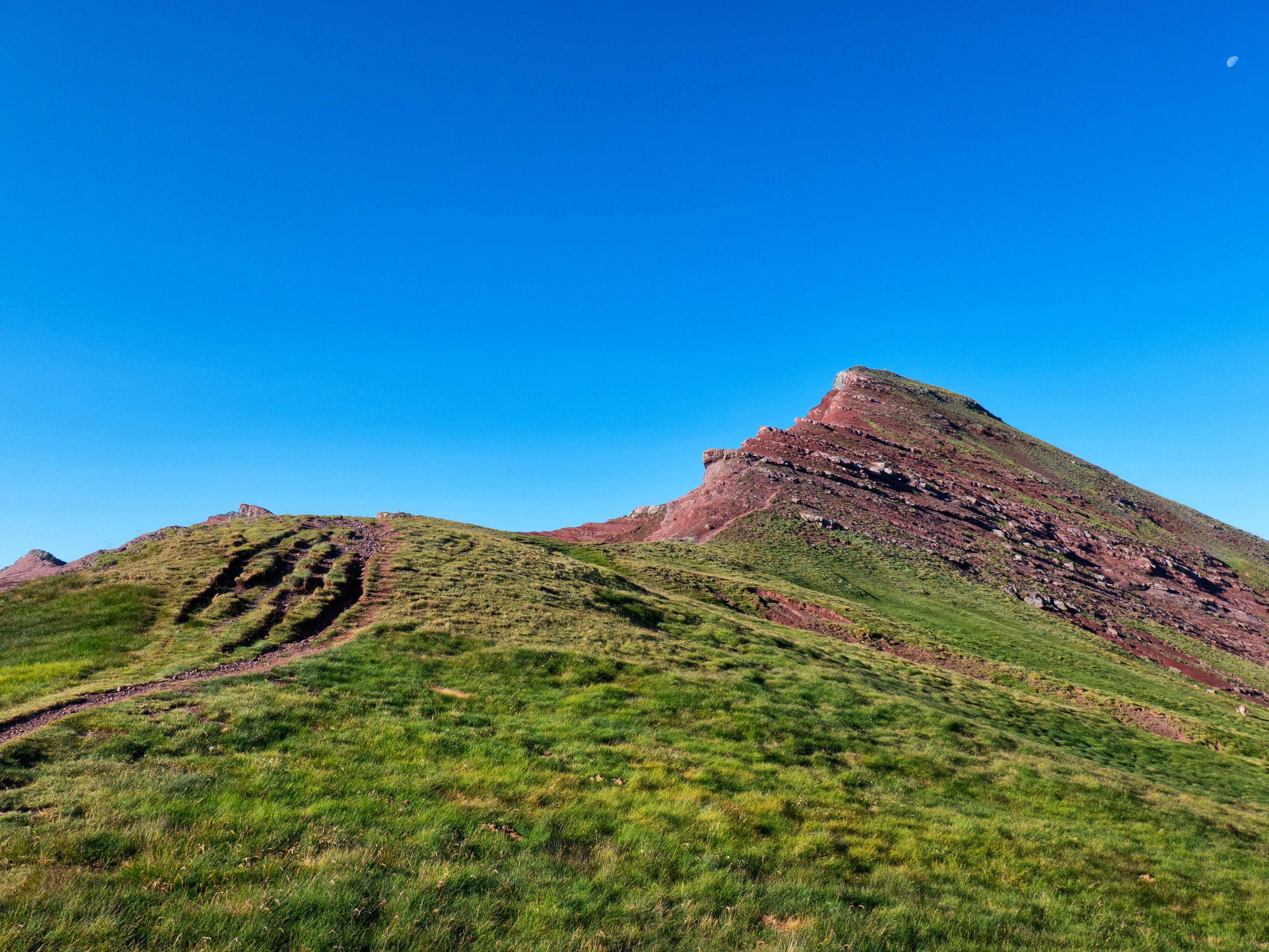 Cuando llegamos al Cuello de Anayet, solo quedará seguir el sendero que recorre la arista septentrional de esta montaña, al principio herbosa y suave.