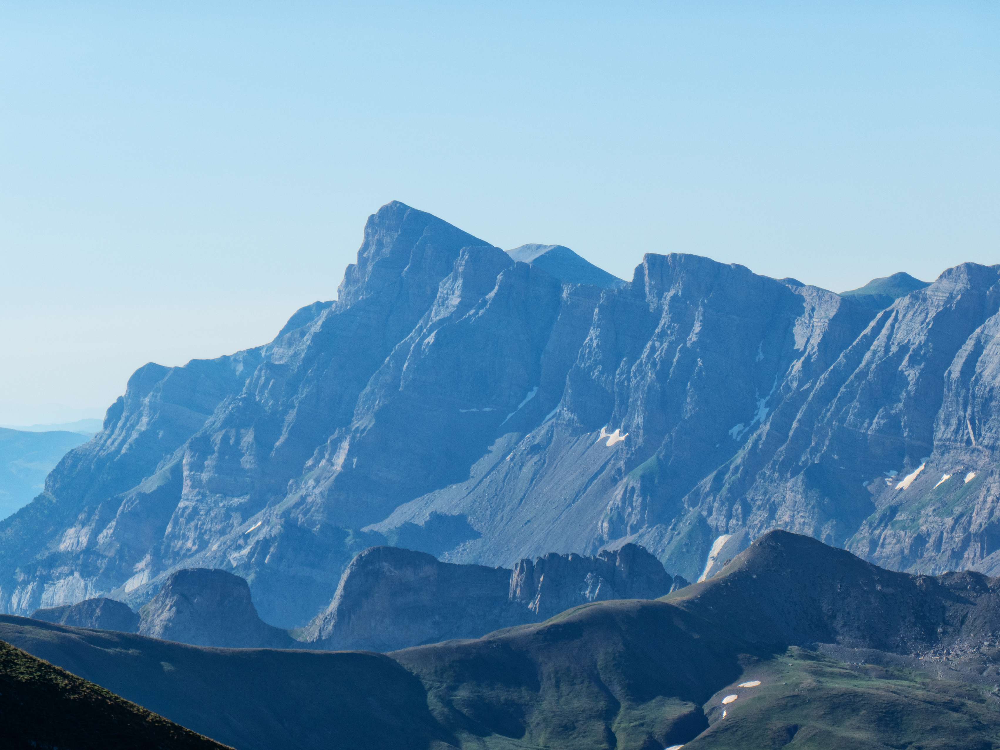 Desde aquí también se descubre una de las cimas más emblemáticas del Pirineo, en opinión de quién escribe: la terminación de la Sierra de la Partacúa por el este, la Peña Telera, cuya pared norte es uno de los grandes abismos de la cordillera.